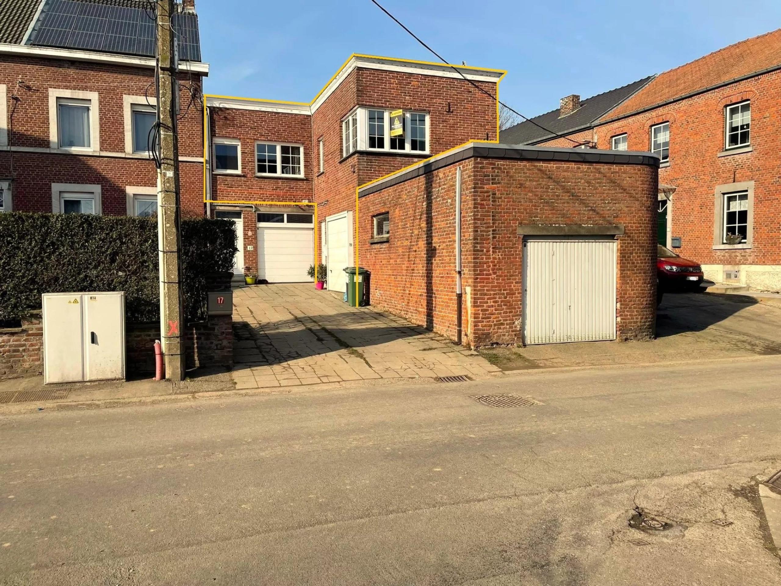 Duplex 3 façades, 2/3 chambres, cour et garage