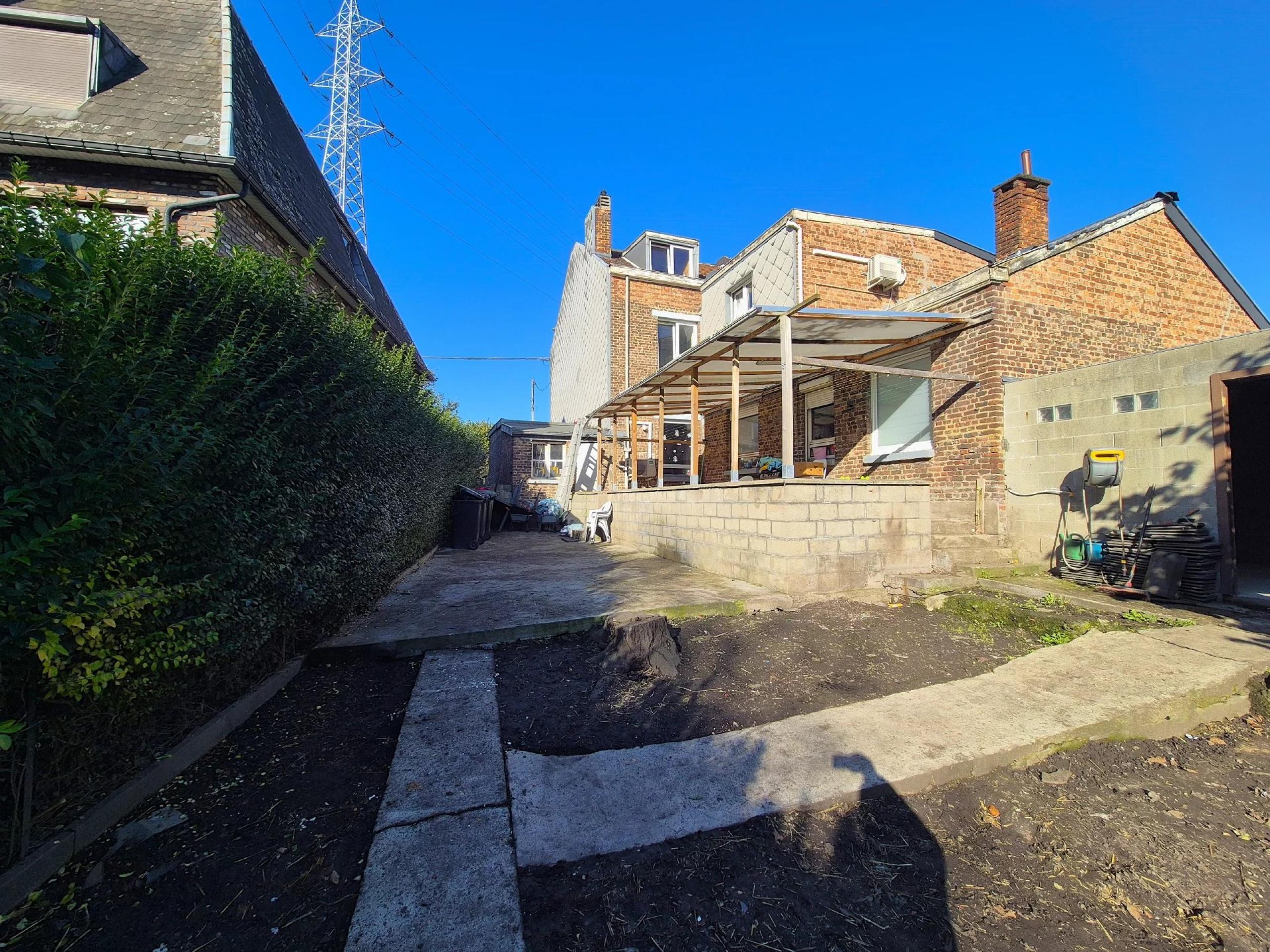 Maison semi-mitoyenne 7 chambres, jardin, terrasse, garage.