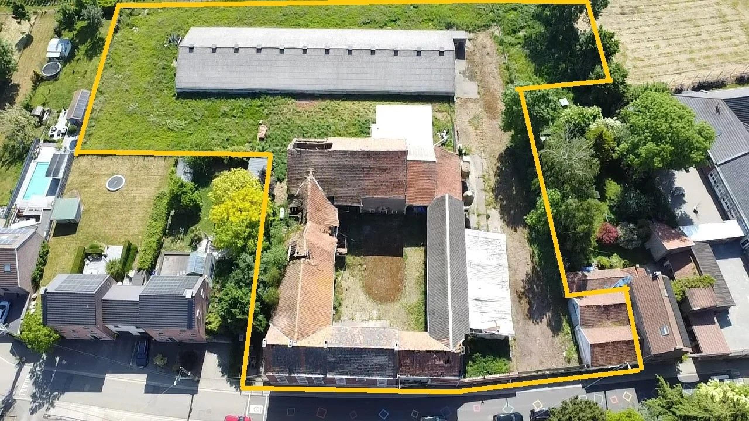 Superbe Ferme en Carré avec 7.823 m² de Terrain