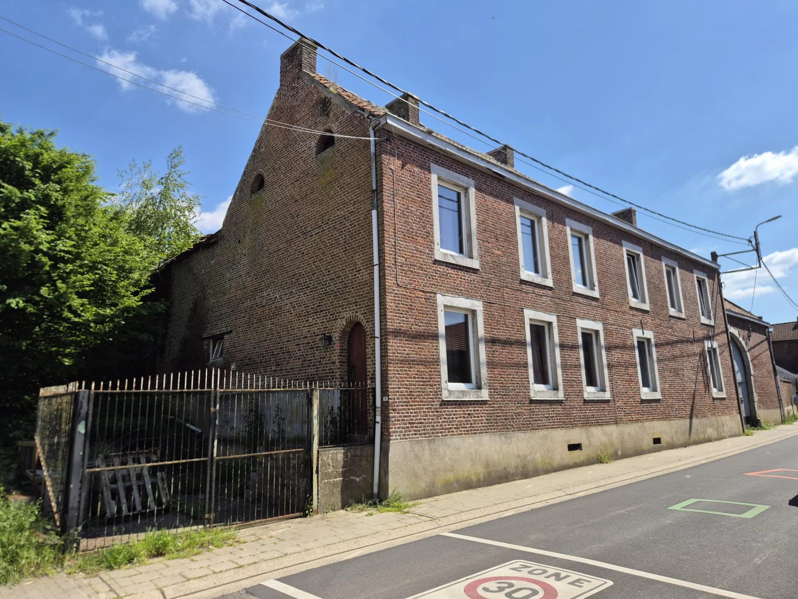 Superbe Ferme en Carré avec 7.823 m² de Terrain