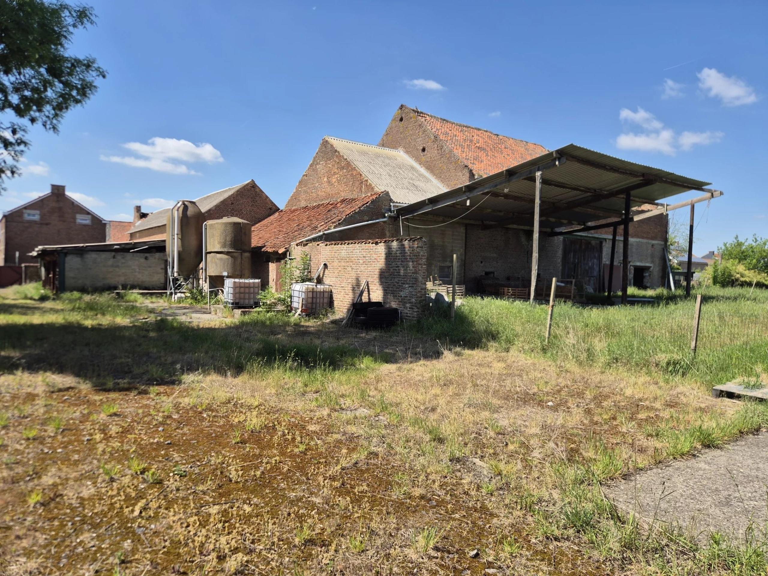 Superbe Ferme en Carré avec 7.823 m² de Terrain