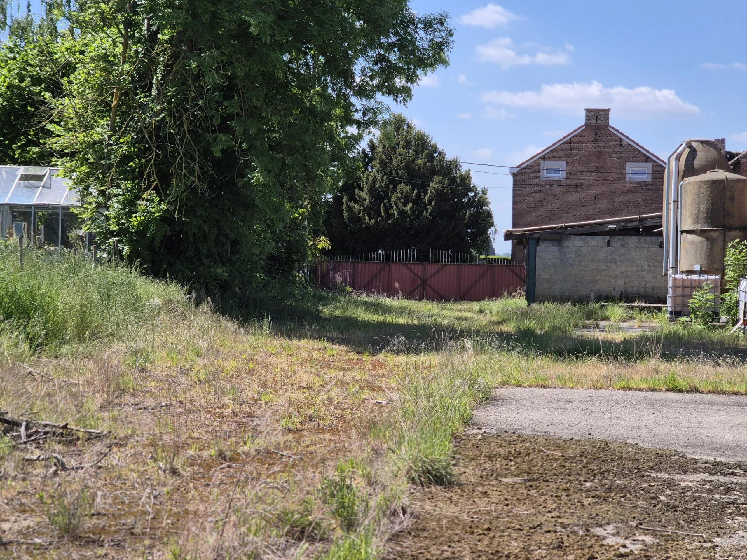 Superbe Ferme en Carré avec 7.823 m² de Terrain