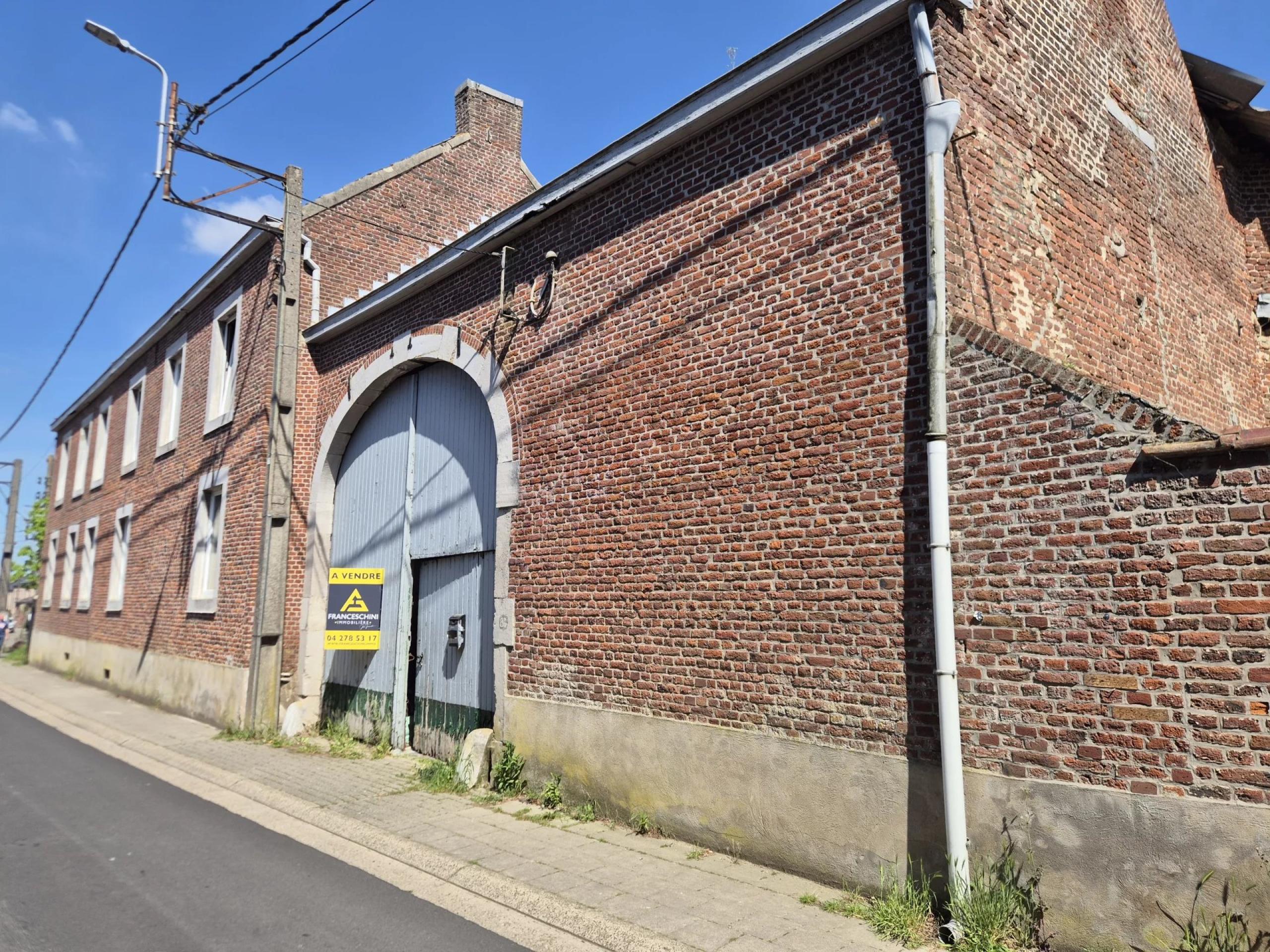 Superbe Ferme en Carré avec 7.823 m² de Terrain