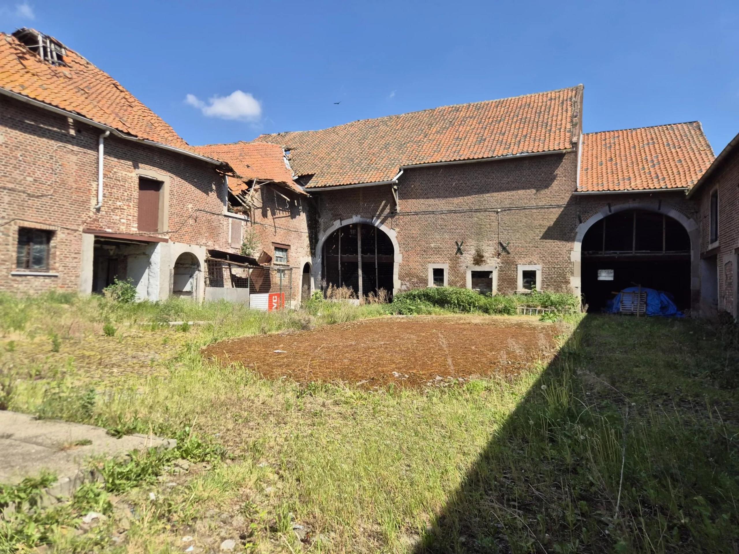 Superbe Ferme en Carré avec 7.823 m² de Terrain