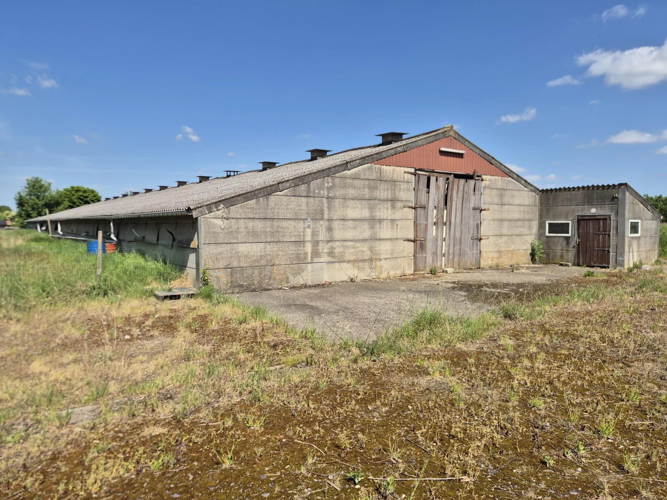 Superbe Ferme en Carré avec 7.823 m² de Terrain