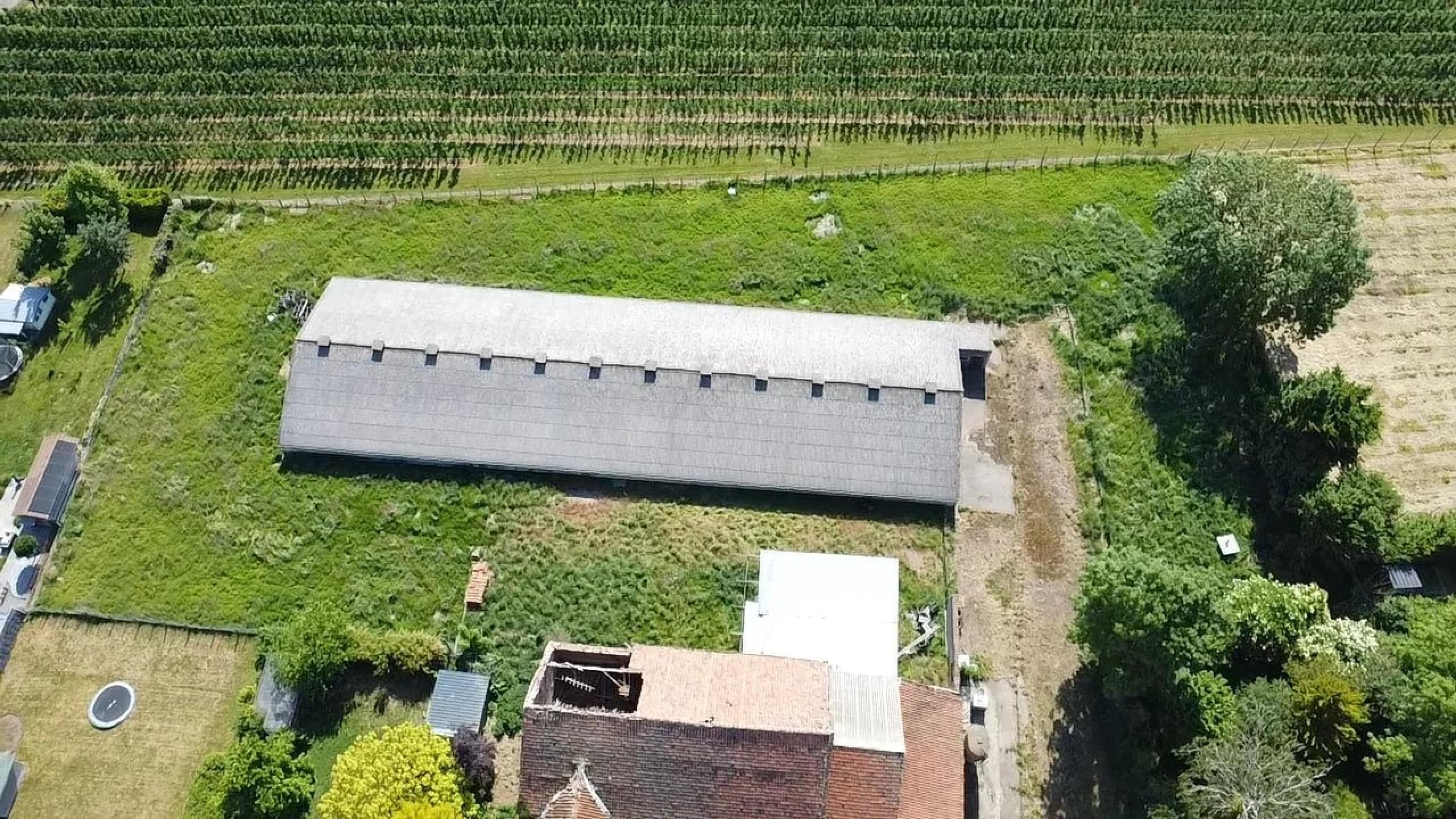 Superbe Ferme en Carré avec 7.823 m² de Terrain
