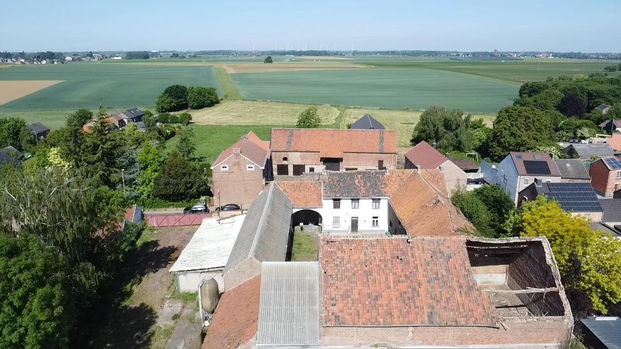 Superbe Ferme en Carré avec 7.823 m² de Terrain