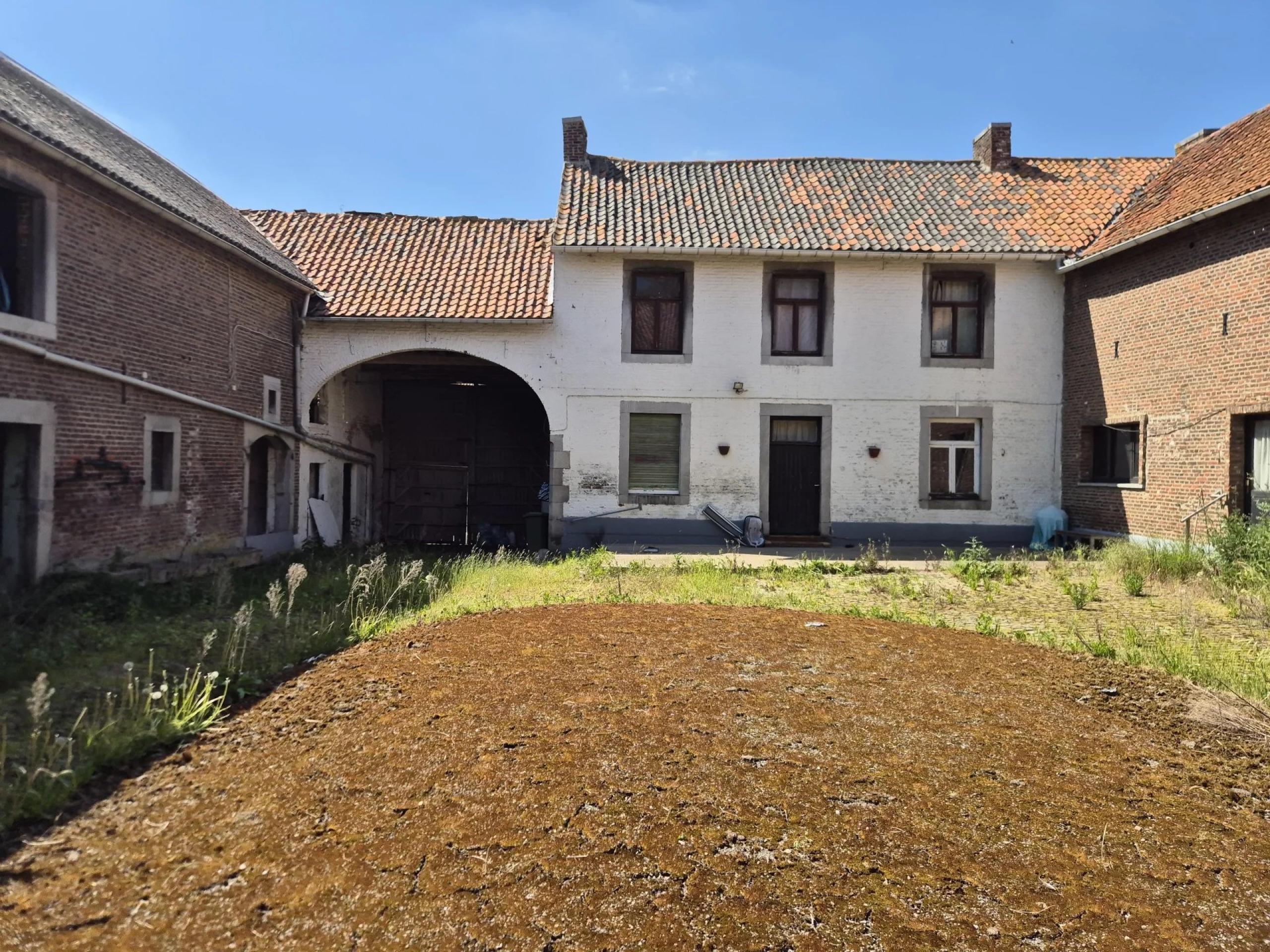 Superbe Ferme en Carré avec 7.823 m² de Terrain