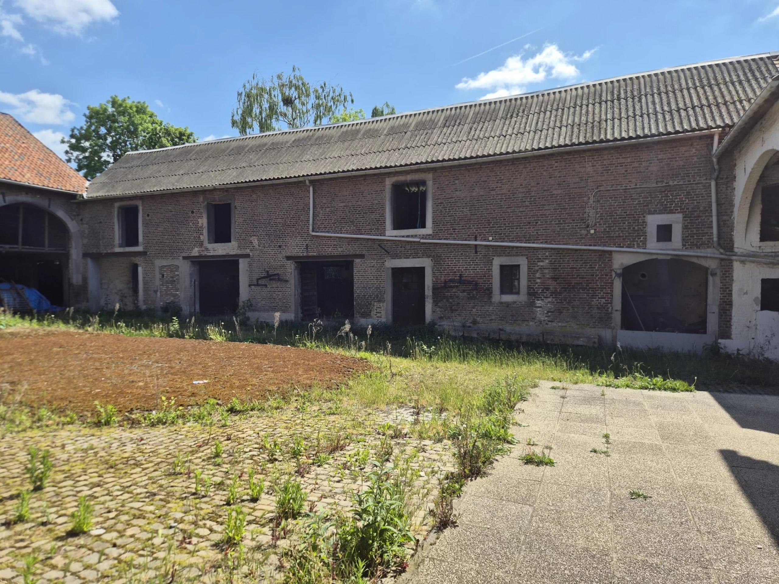 Superbe Ferme en Carré avec 7.823 m² de Terrain