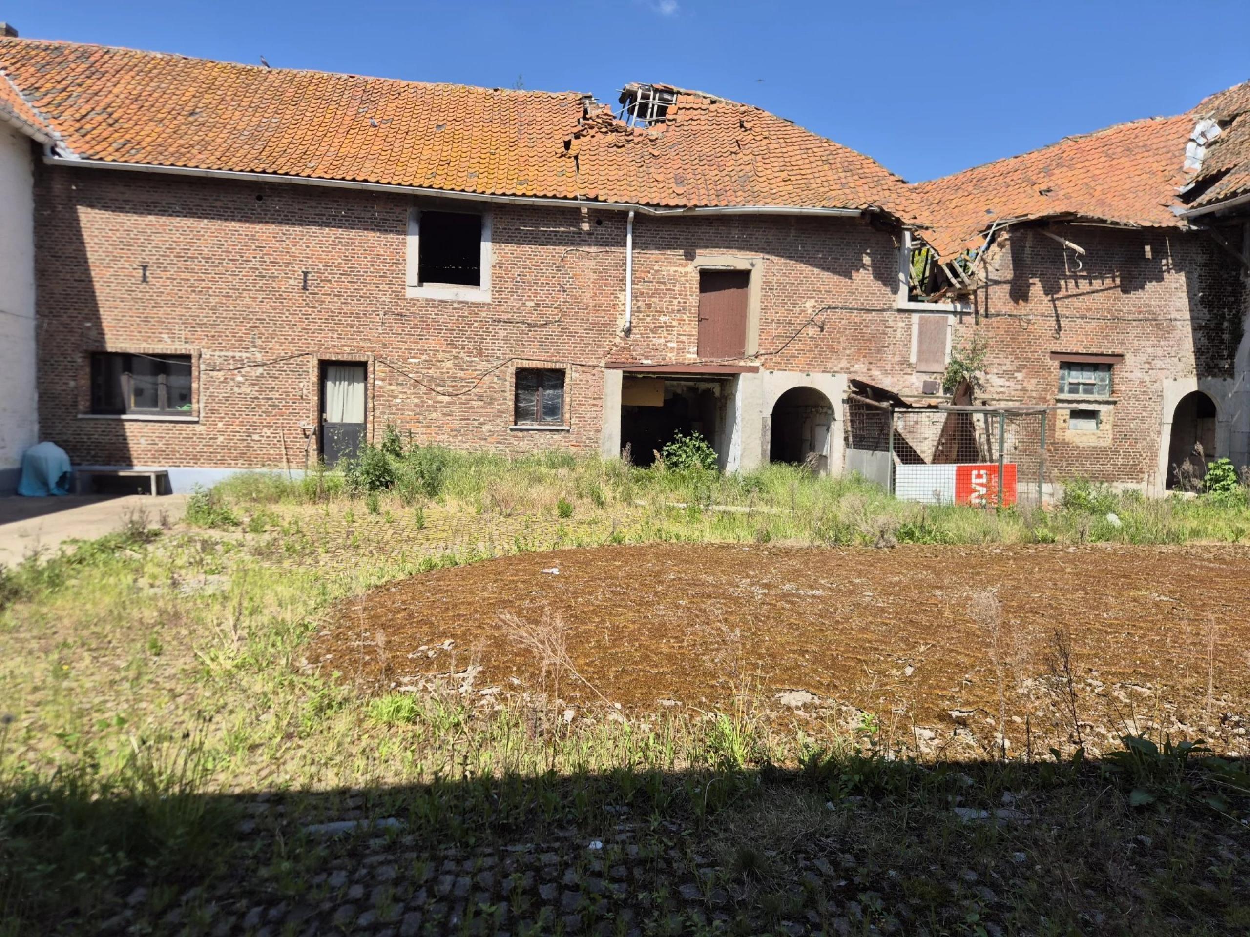 Superbe Ferme en Carré avec 7.823 m² de Terrain