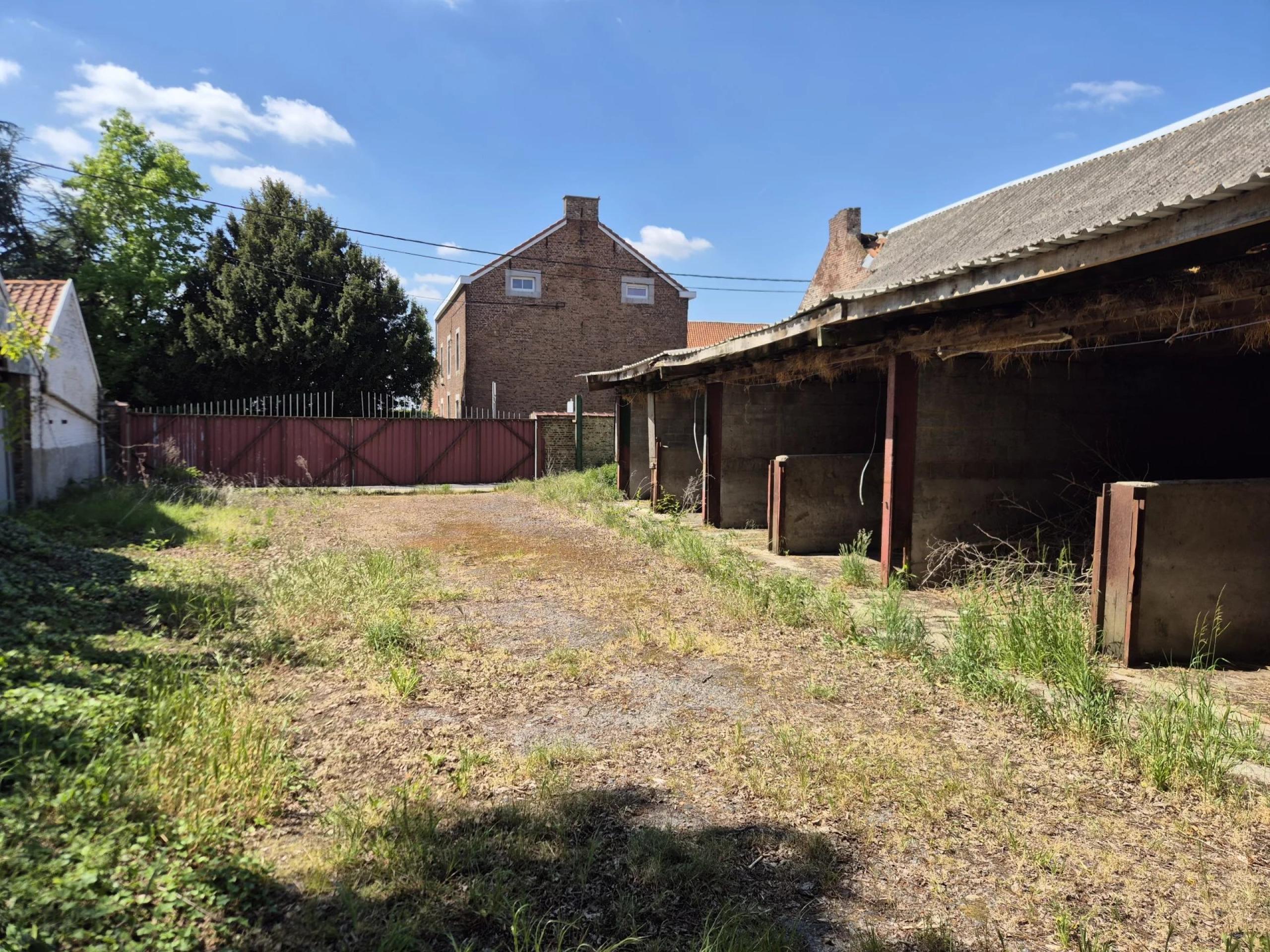 Superbe Ferme en Carré avec 7.823 m² de Terrain