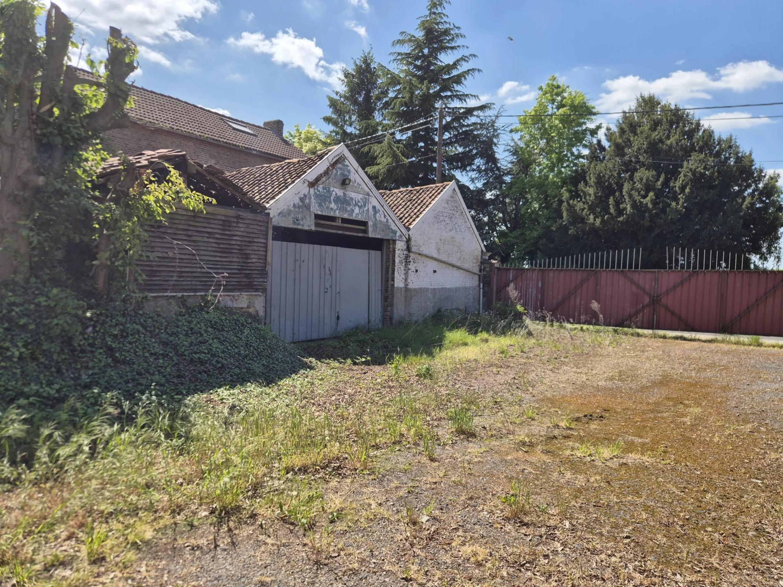Superbe Ferme en Carré avec 7.823 m² de Terrain