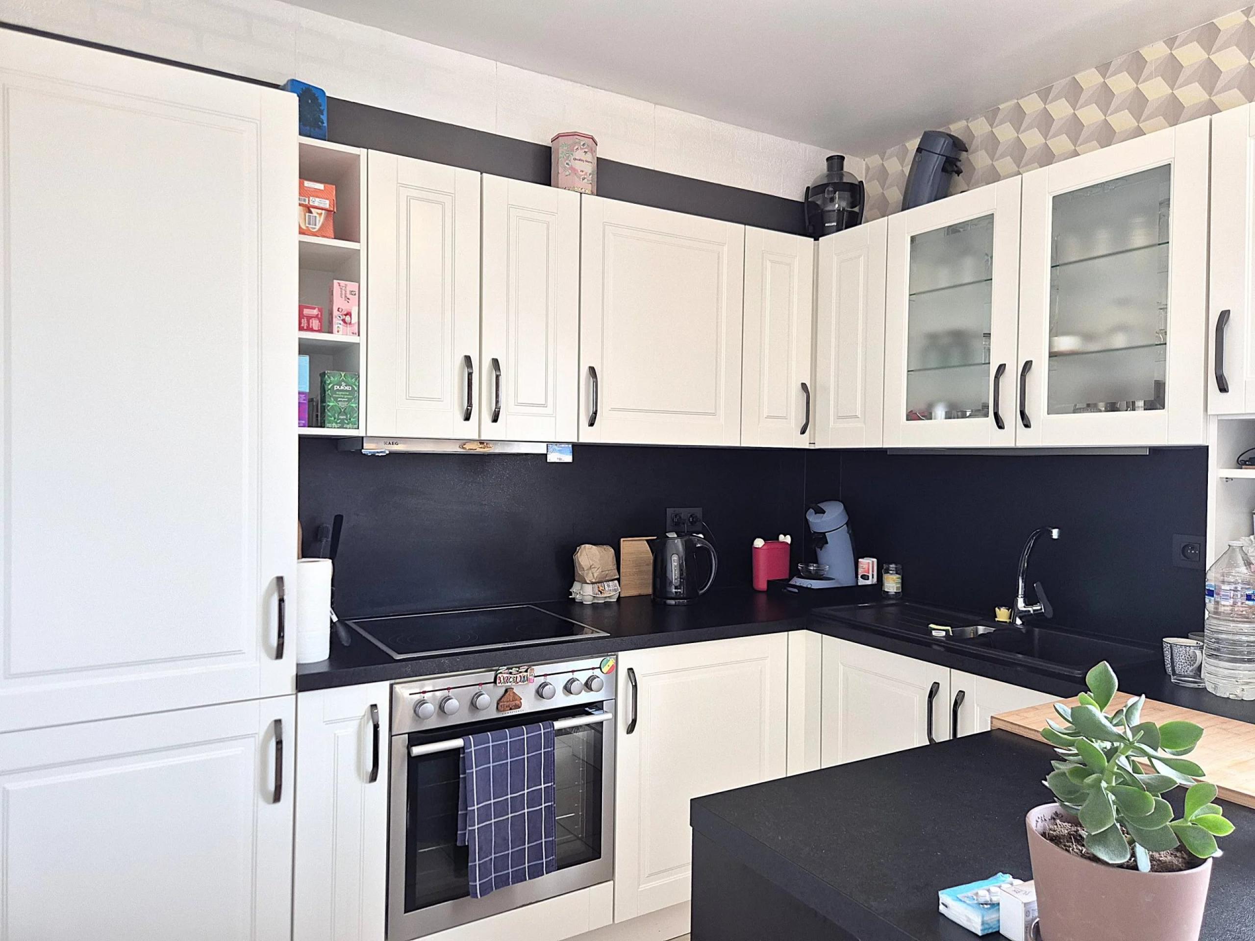 Appartement une chambre, parking et cave