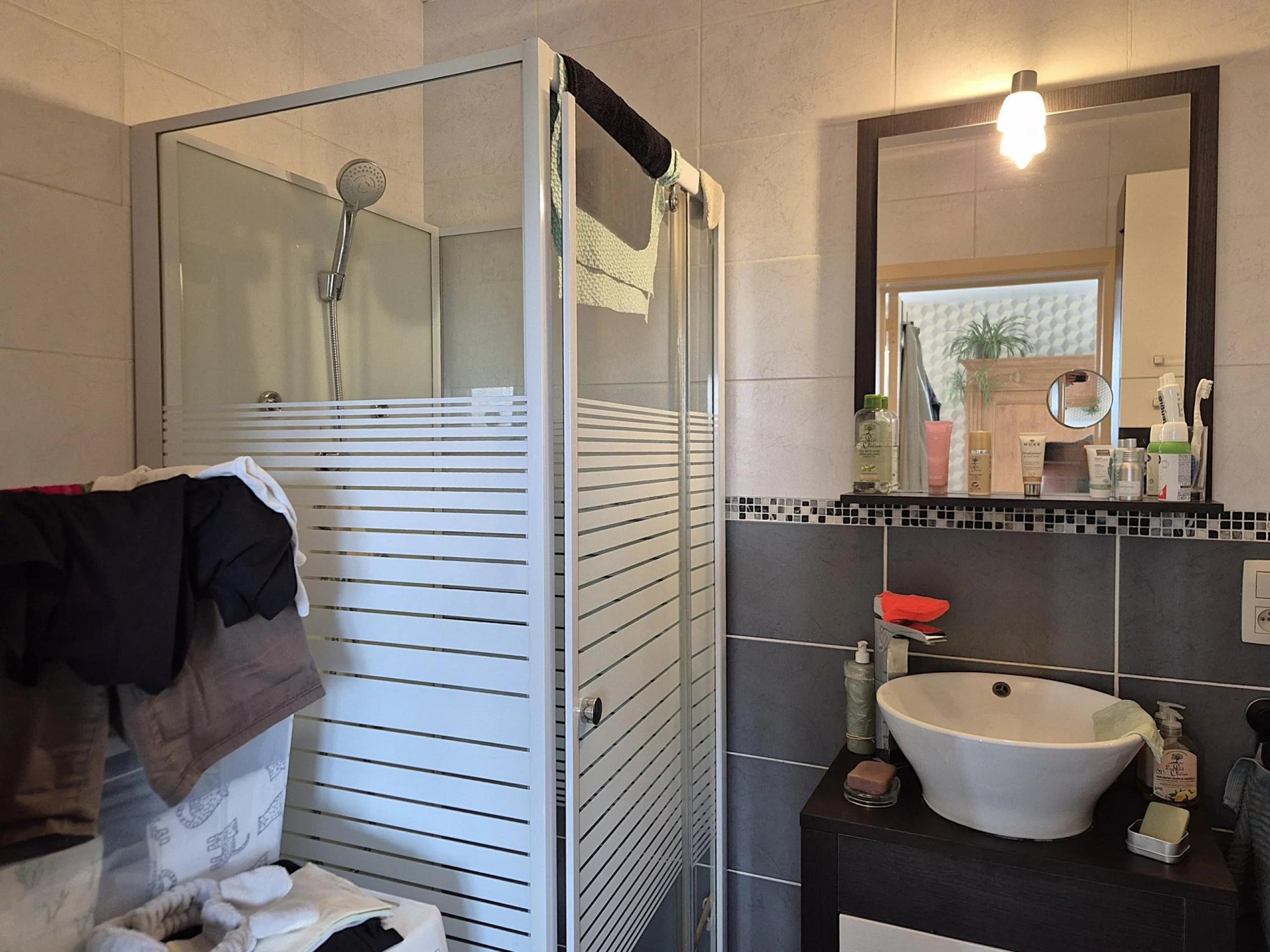 Appartement une chambre, parking et cave
