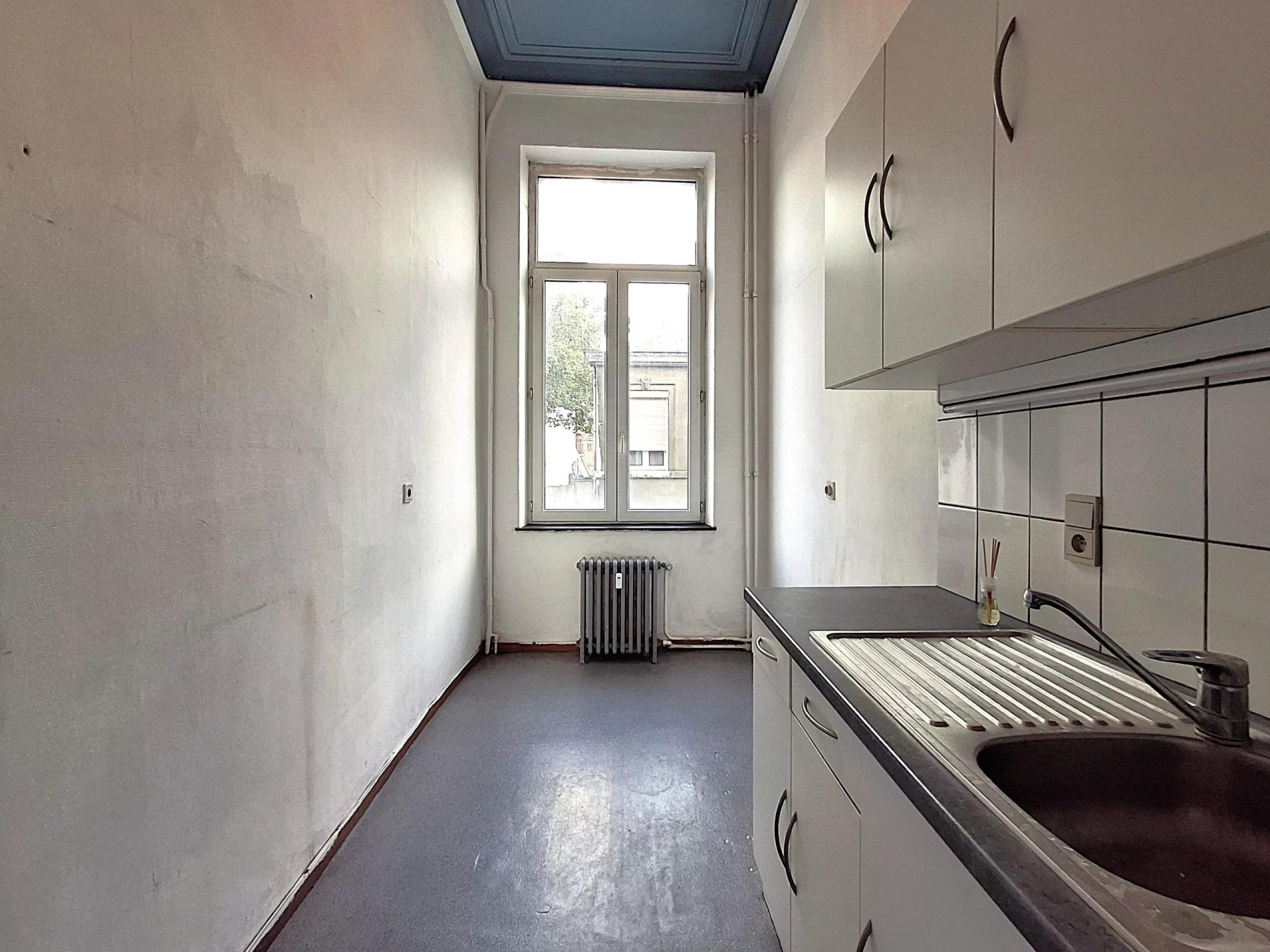 Immeuble 3 bureaux, 8 chambres, jardin