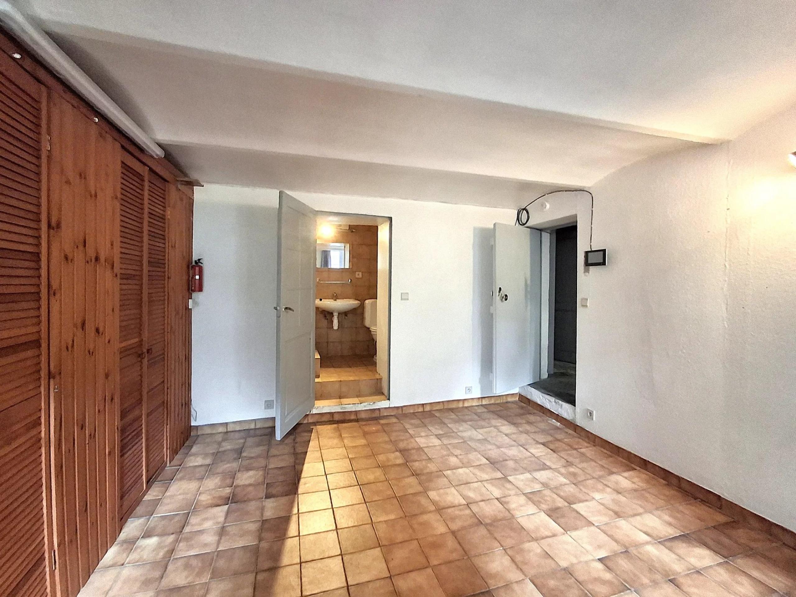 Immeuble 3 bureaux, 8 chambres, jardin