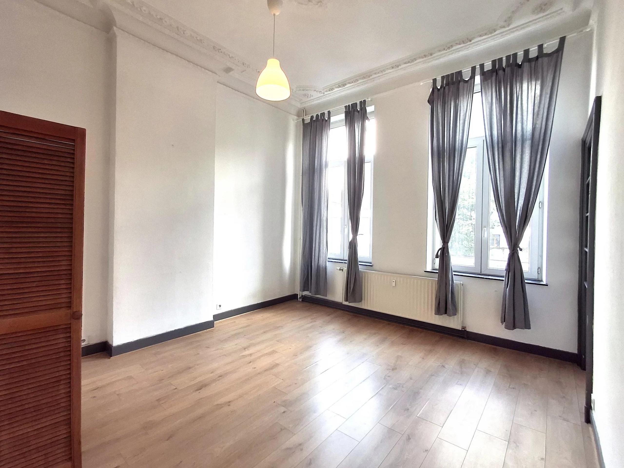 Immeuble 3 bureaux, 8 chambres, jardin