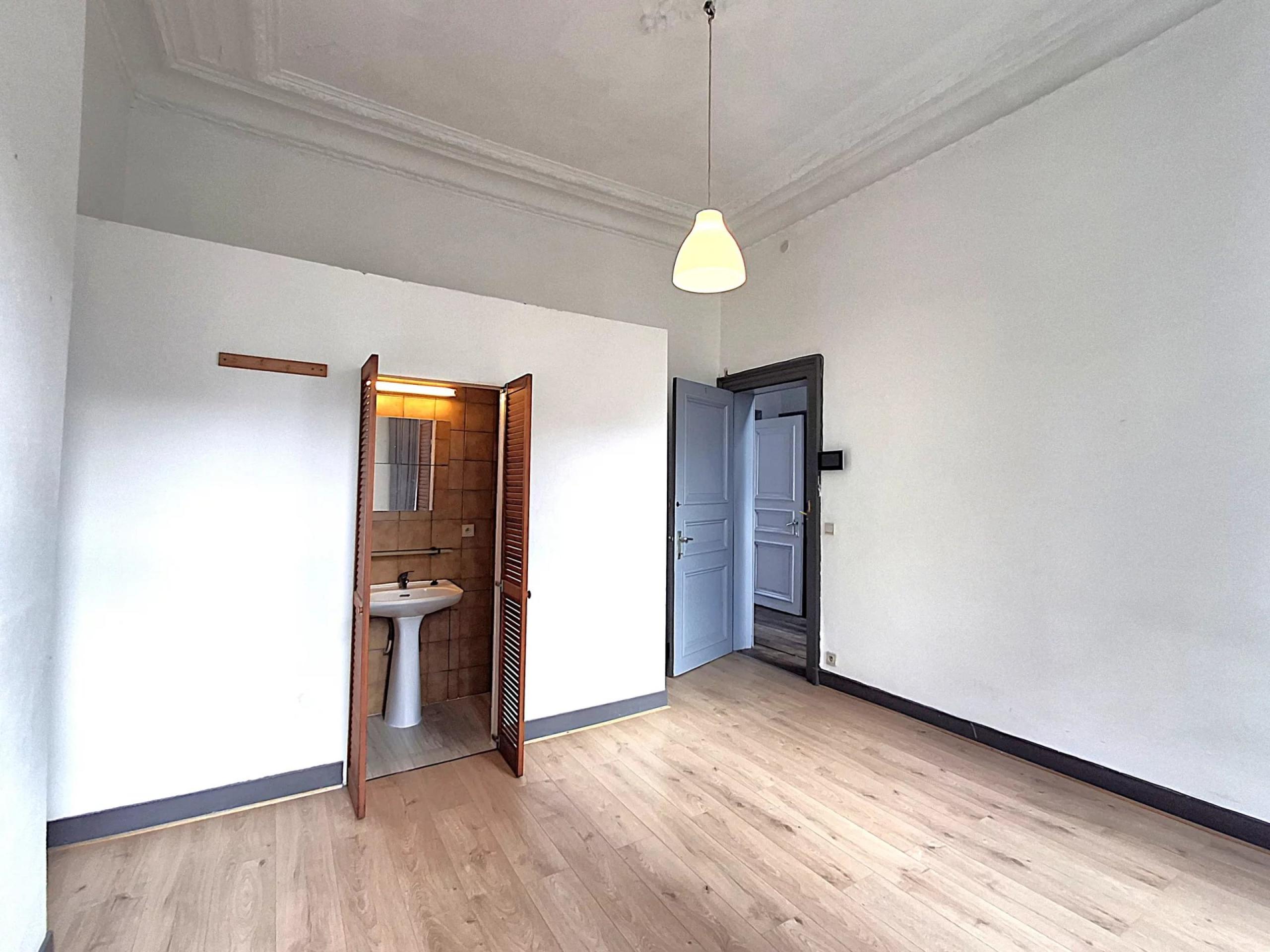 Immeuble 3 bureaux, 8 chambres, jardin