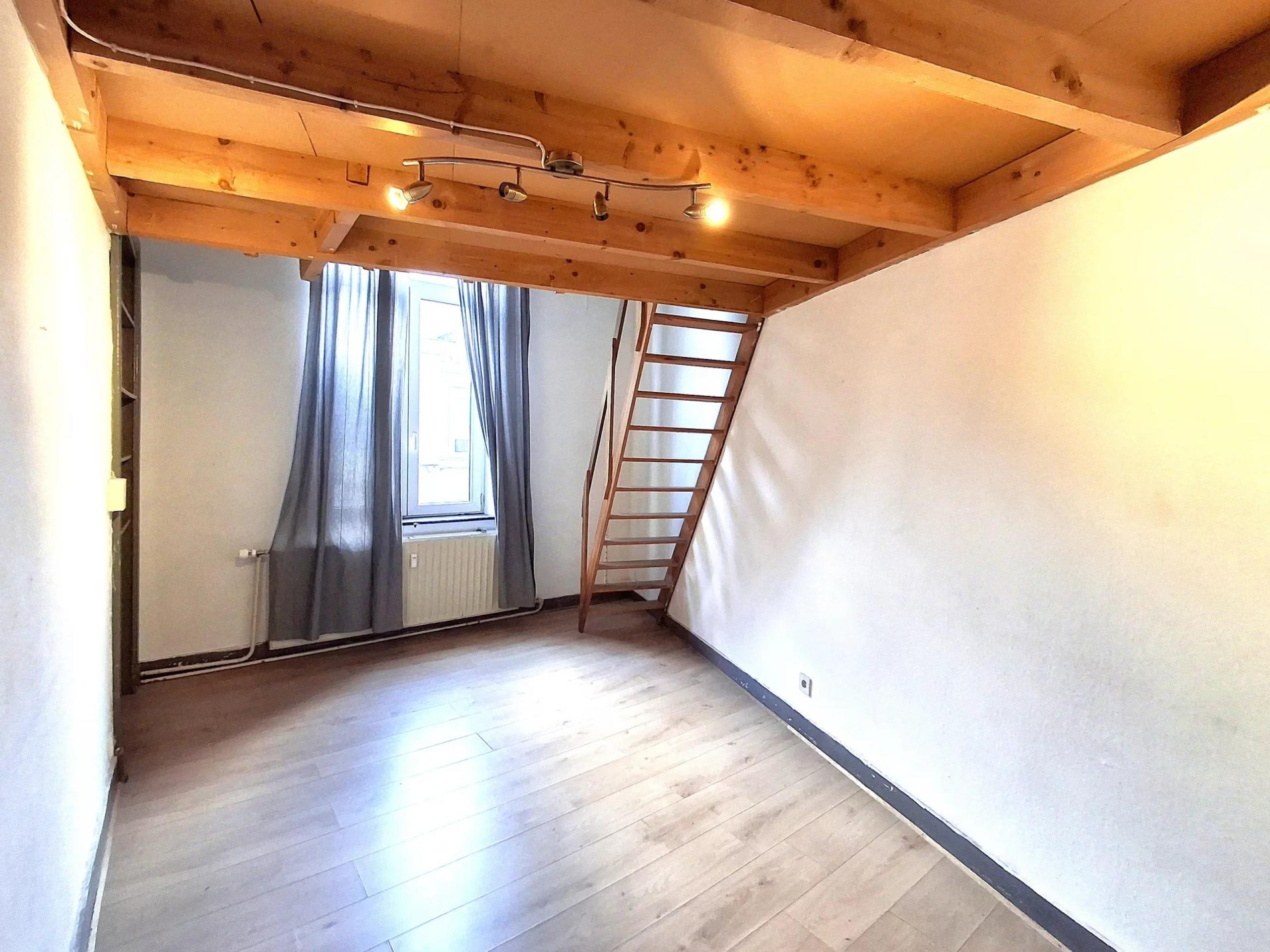 Immeuble 3 bureaux, 8 chambres, jardin
