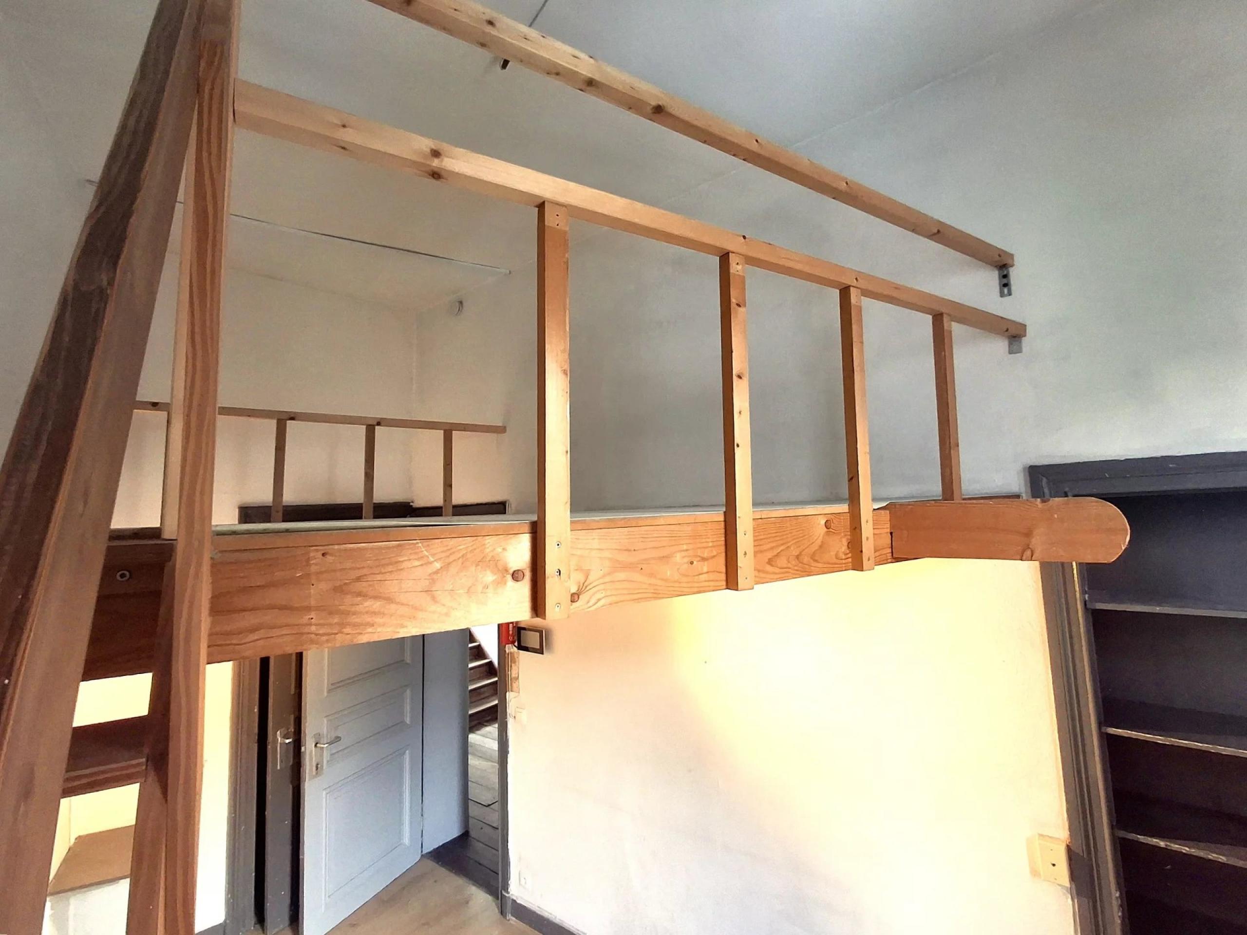 Immeuble 3 bureaux, 8 chambres, jardin