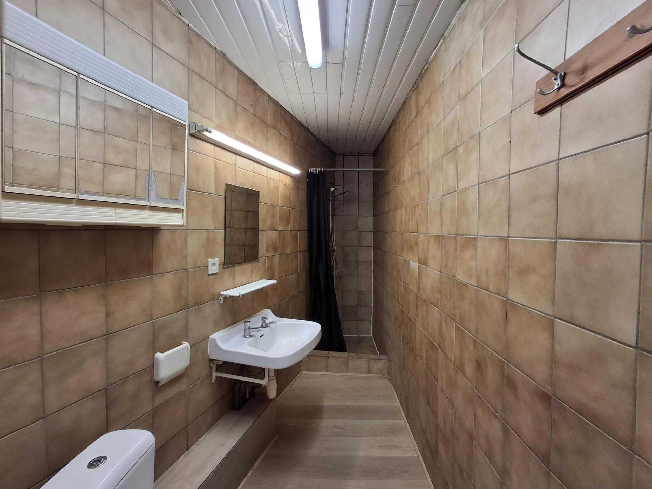 Immeuble 3 bureaux, 8 chambres, jardin