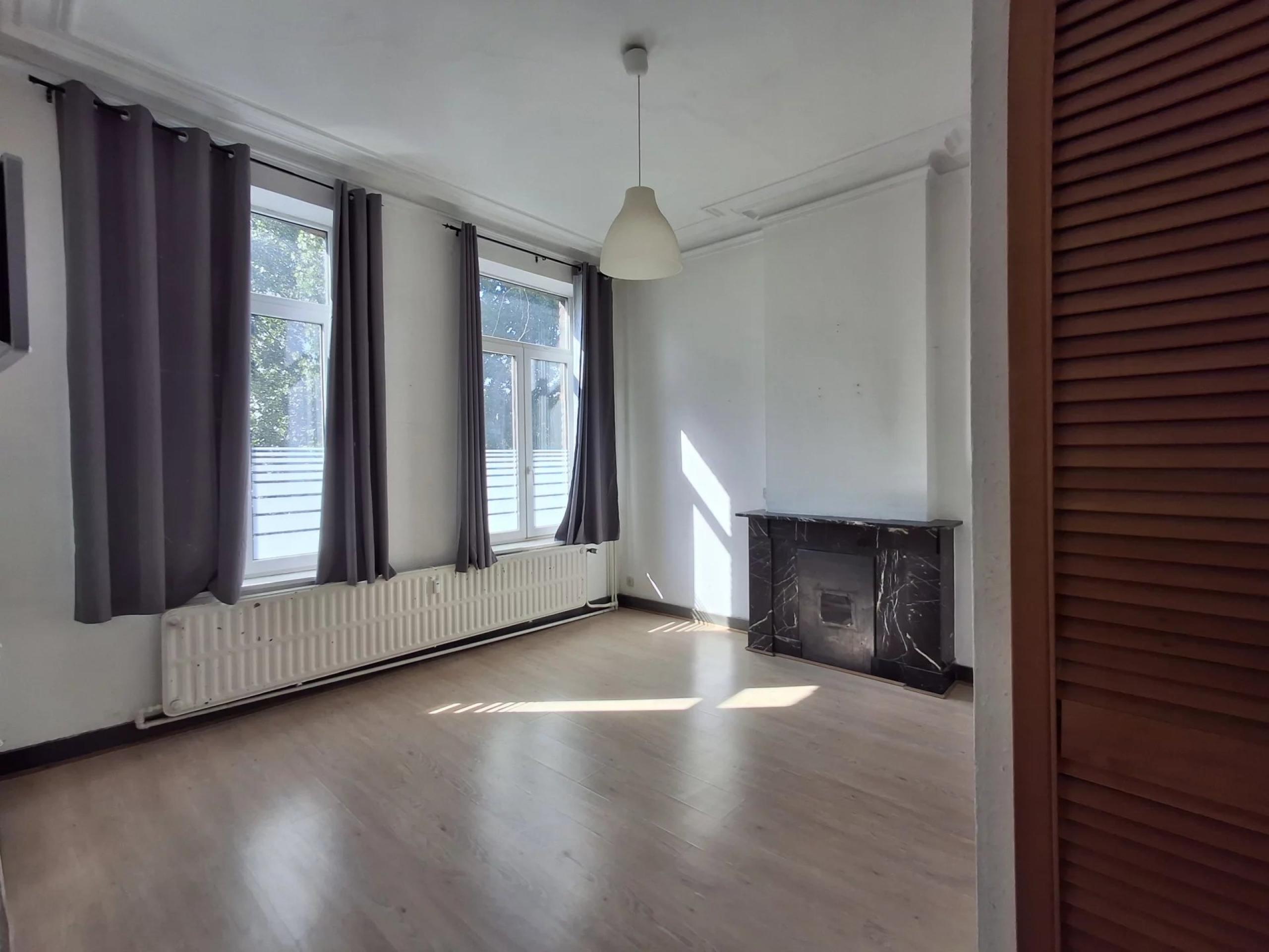 Immeuble 3 bureaux, 8 chambres, jardin