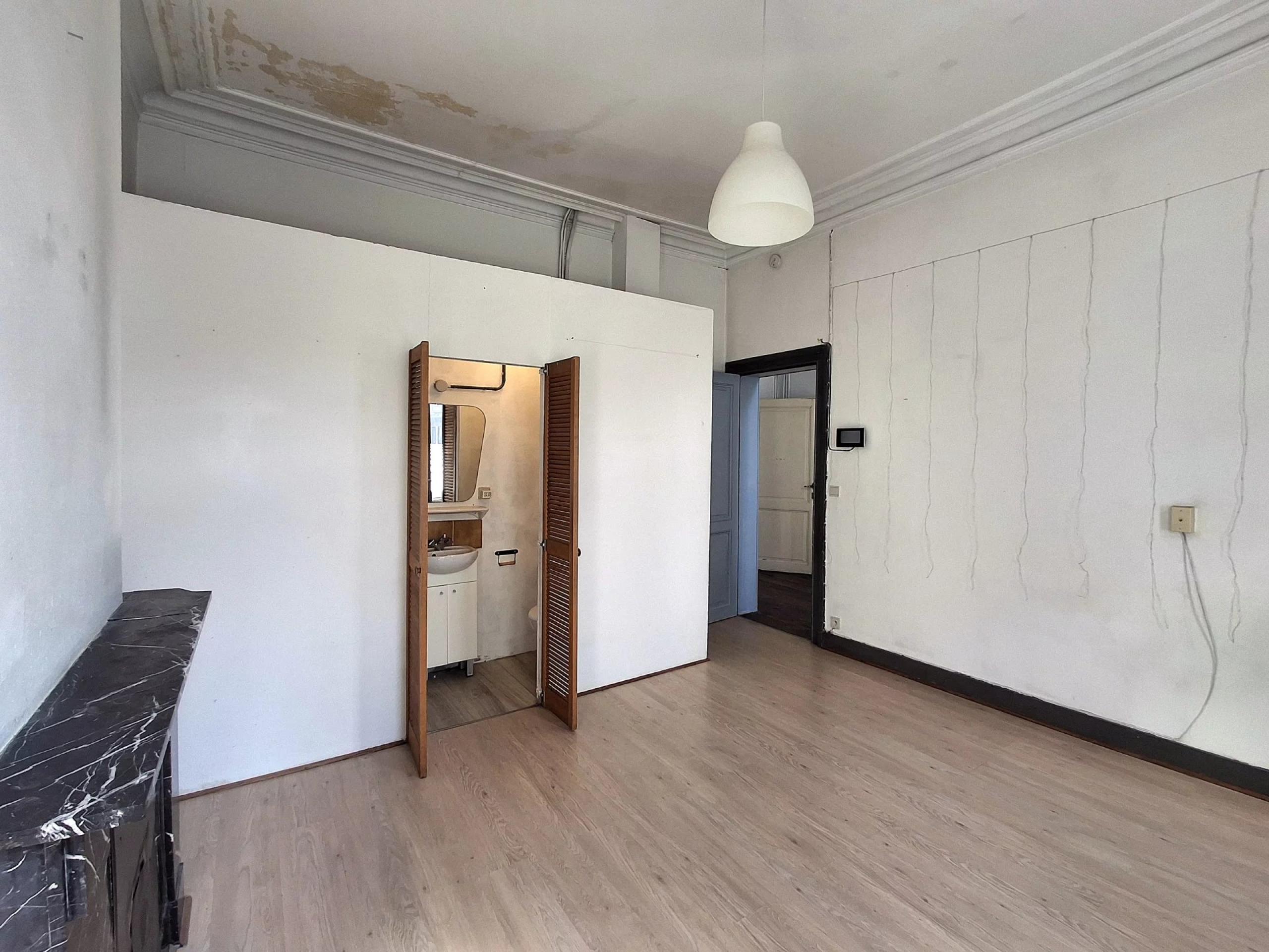 Immeuble 3 bureaux, 8 chambres, jardin