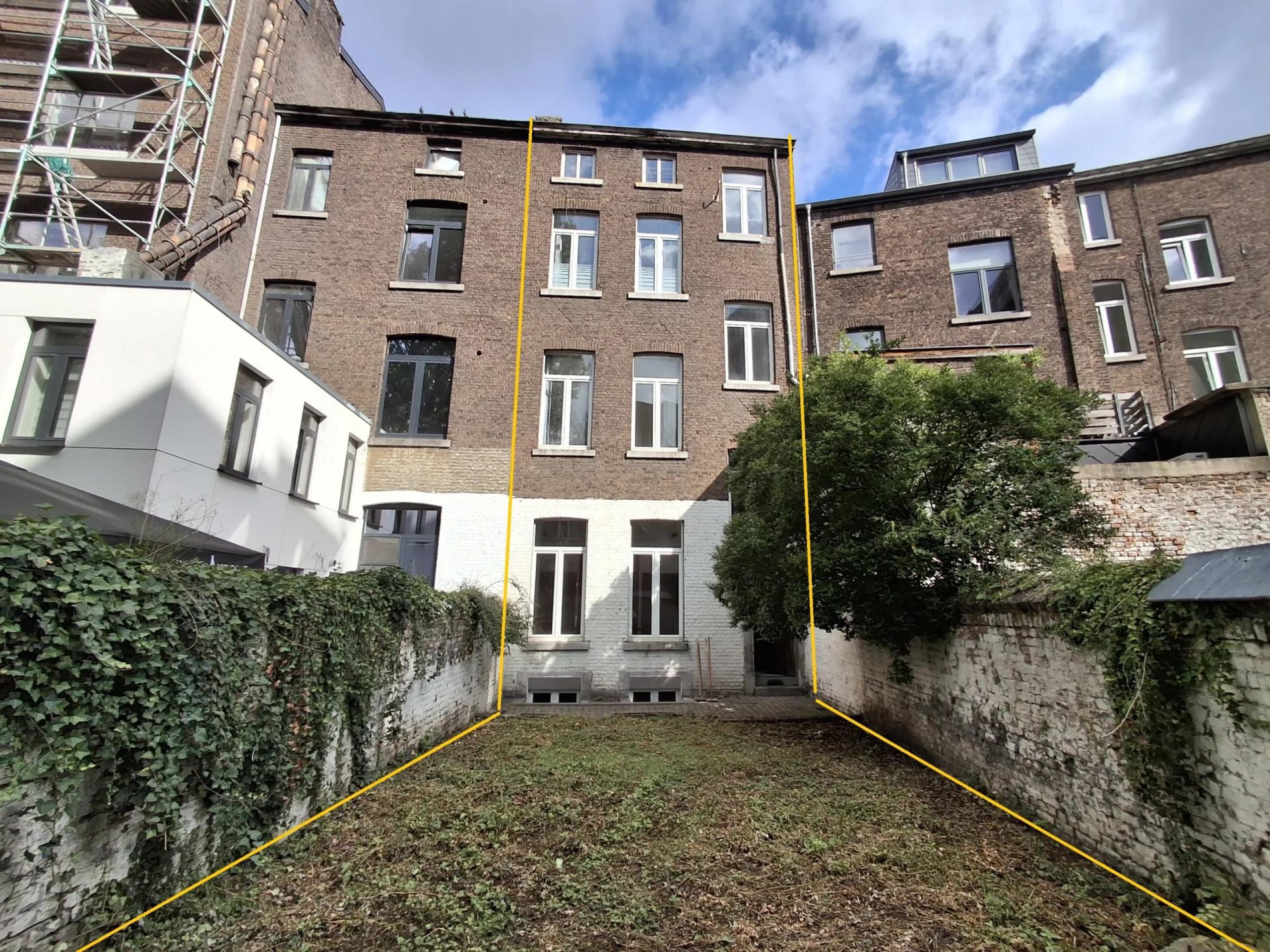 Immeuble 3 bureaux, 8 chambres, jardin