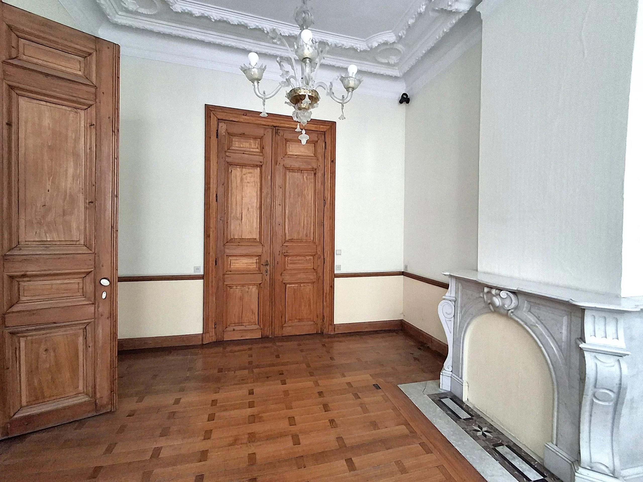 Immeuble 3 bureaux, 8 chambres, jardin