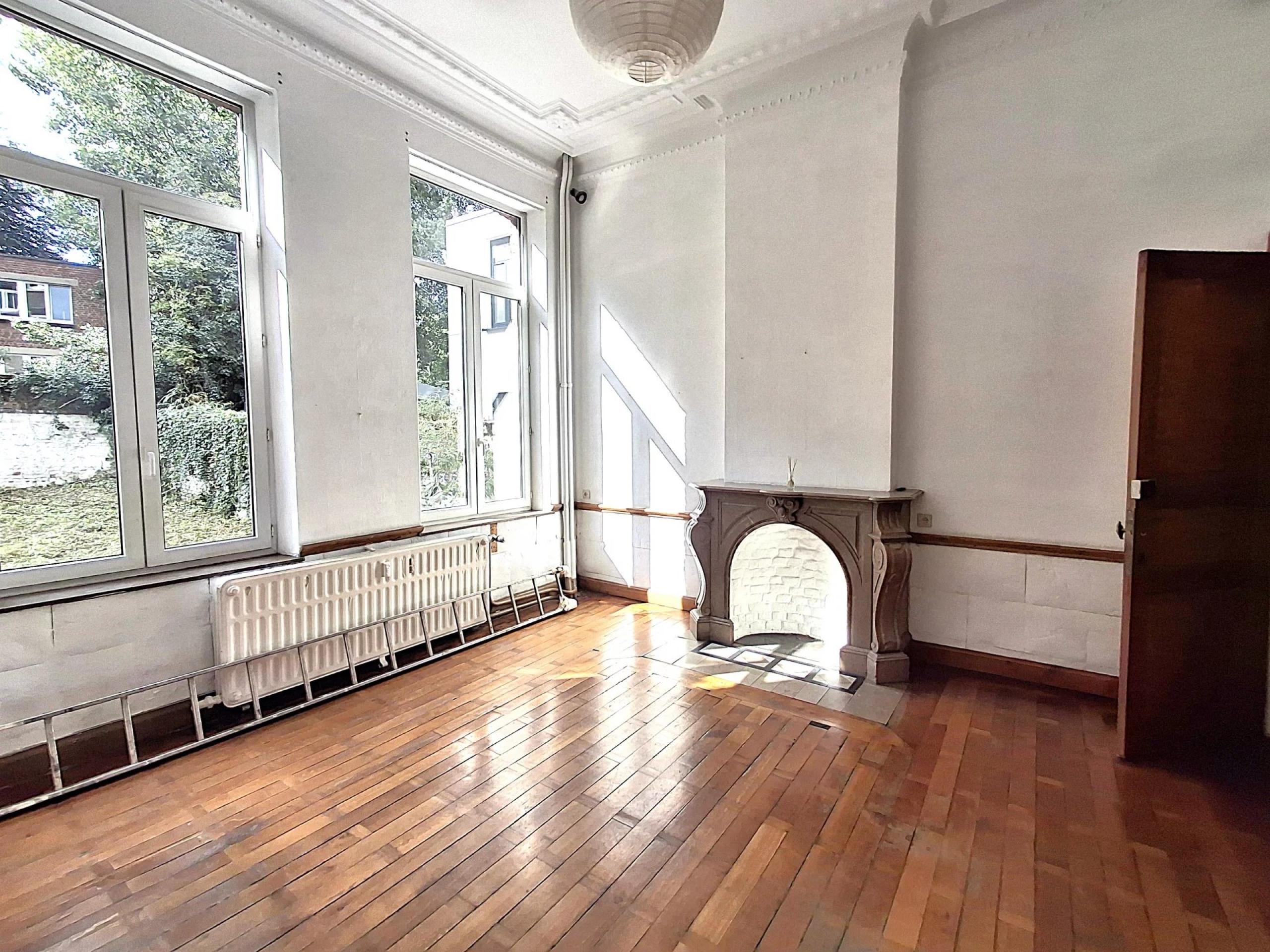 Immeuble 3 bureaux, 8 chambres, jardin