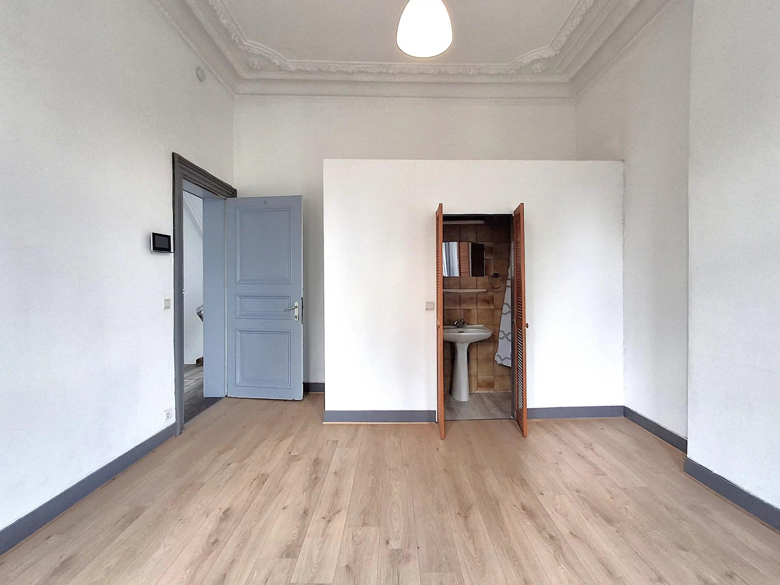 Immeuble 3 bureaux, 8 chambres, jardin