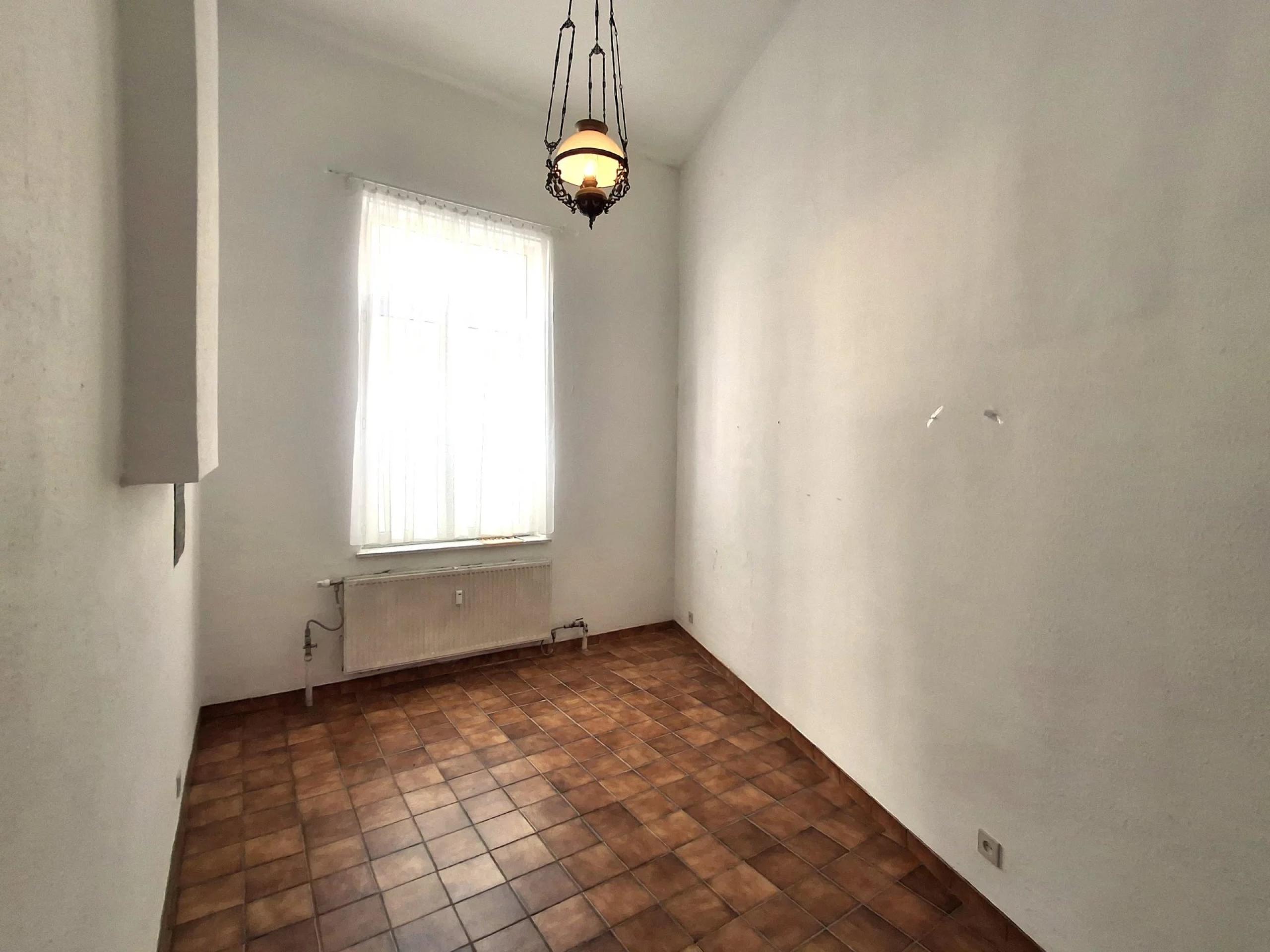 Immeuble 3 bureaux, 8 chambres, jardin