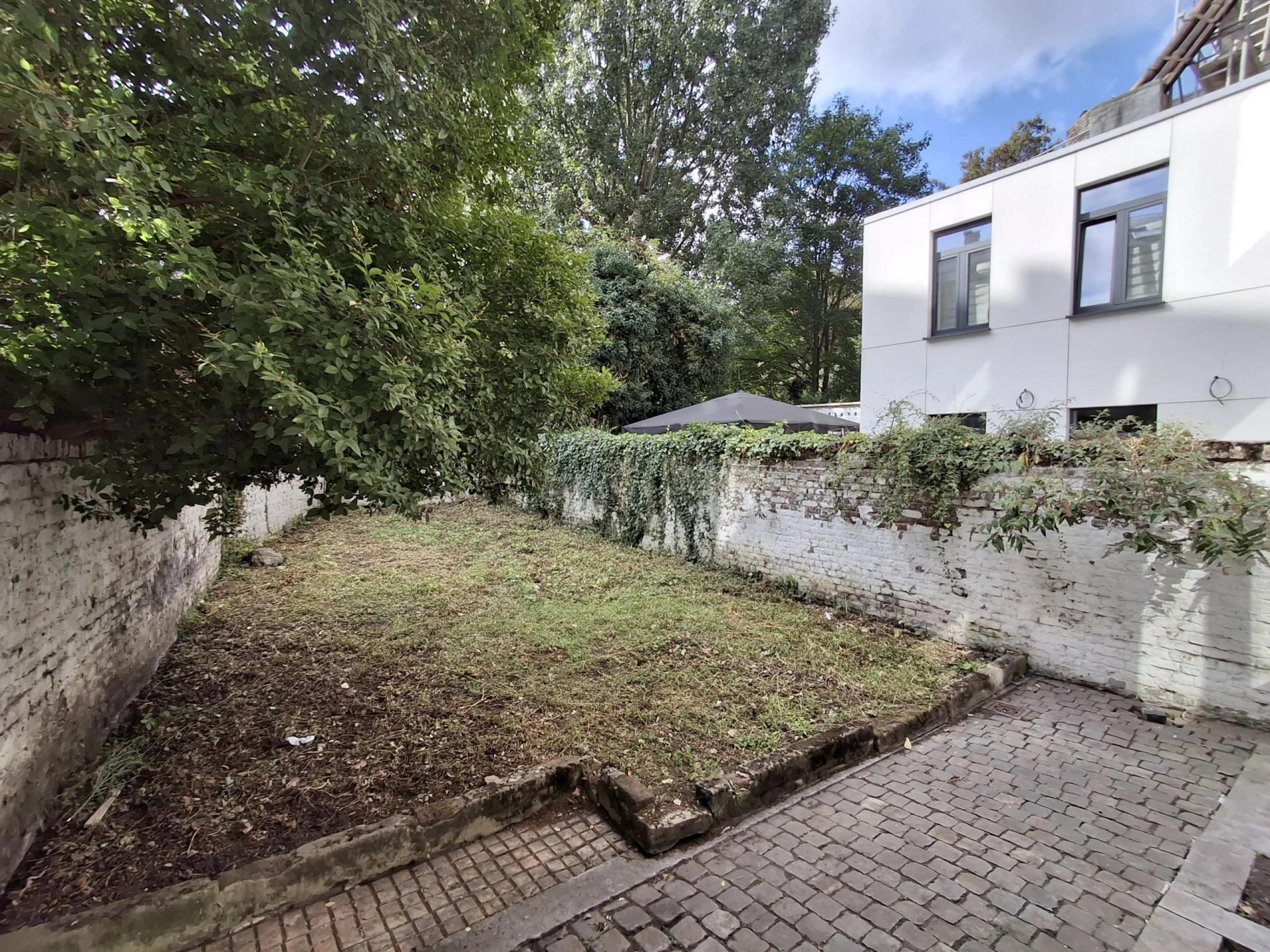 Immeuble 3 bureaux, 8 chambres, jardin