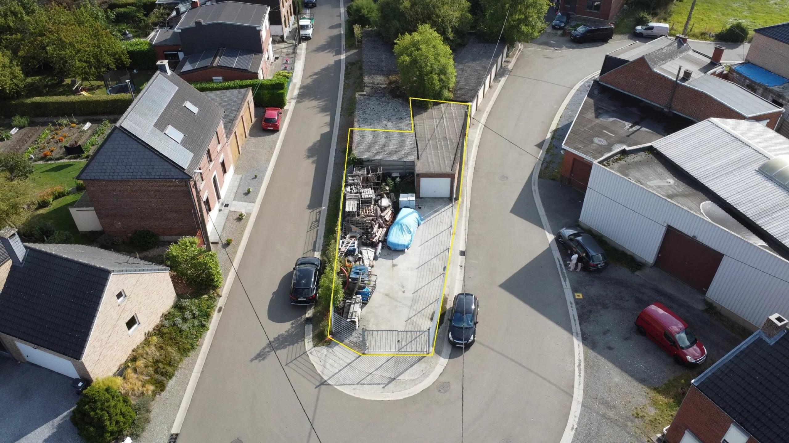 Terrain cloturé et 5 garages