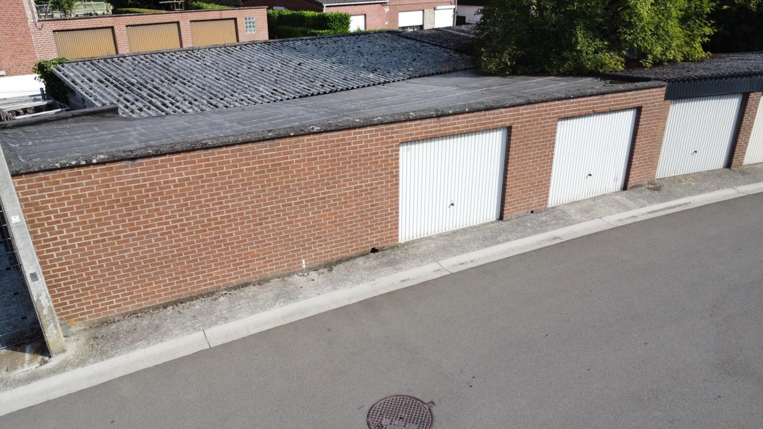 Terrain cloturé et 5 garages