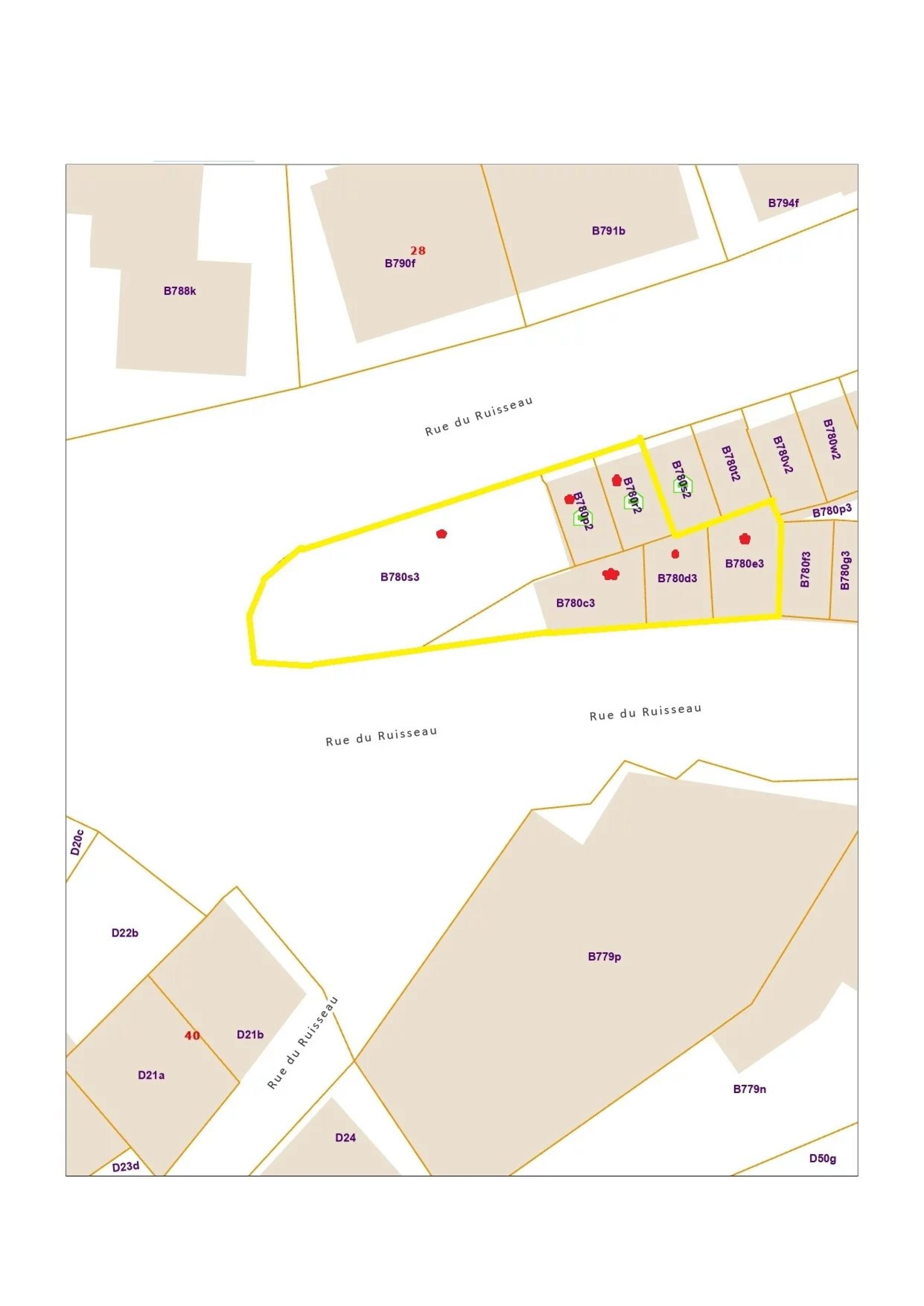 Terrain cloturé et 5 garages