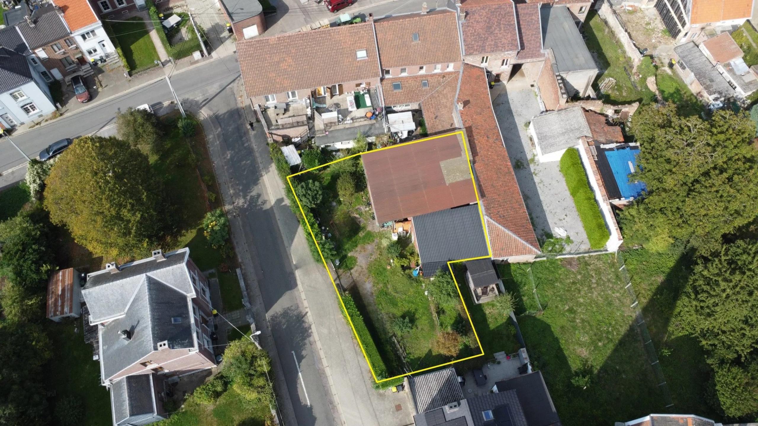 Terrain avec hangar et dépendance