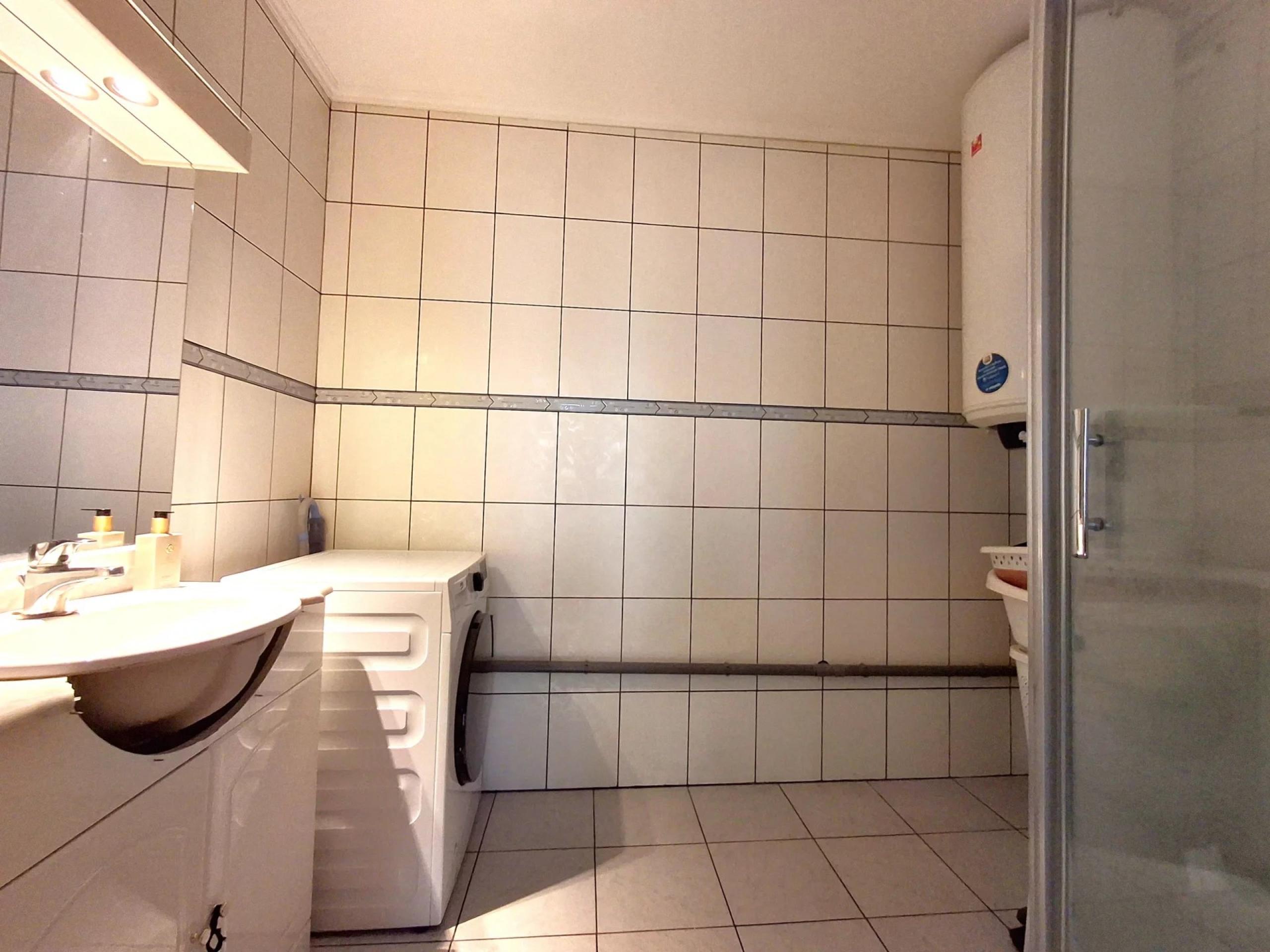 HOUTAIN : Ensemble Commerce + 3 appartements et terrasses