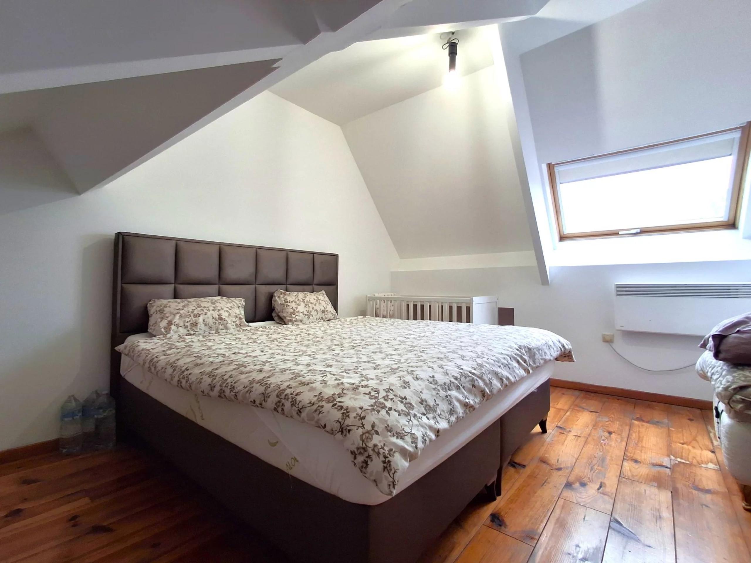 HOUTAIN : Ensemble Commerce + 3 appartements et terrasses