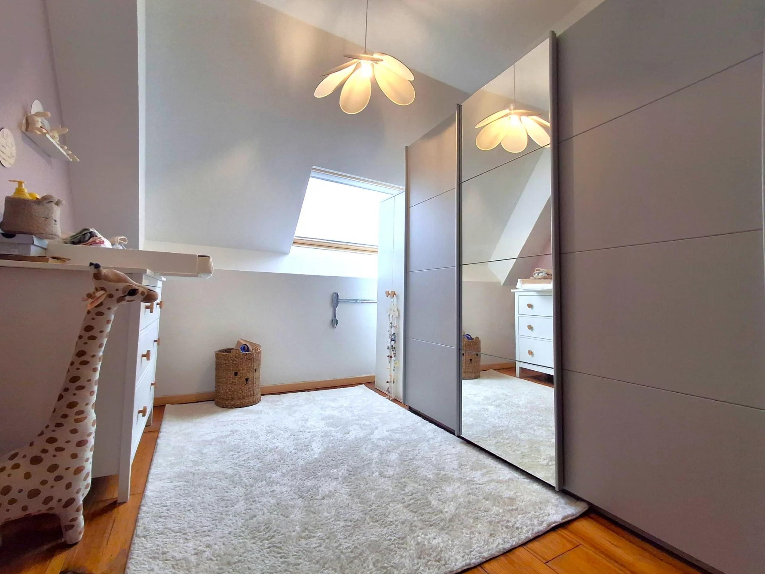 HOUTAIN : Ensemble Commerce + 3 appartements et terrasses