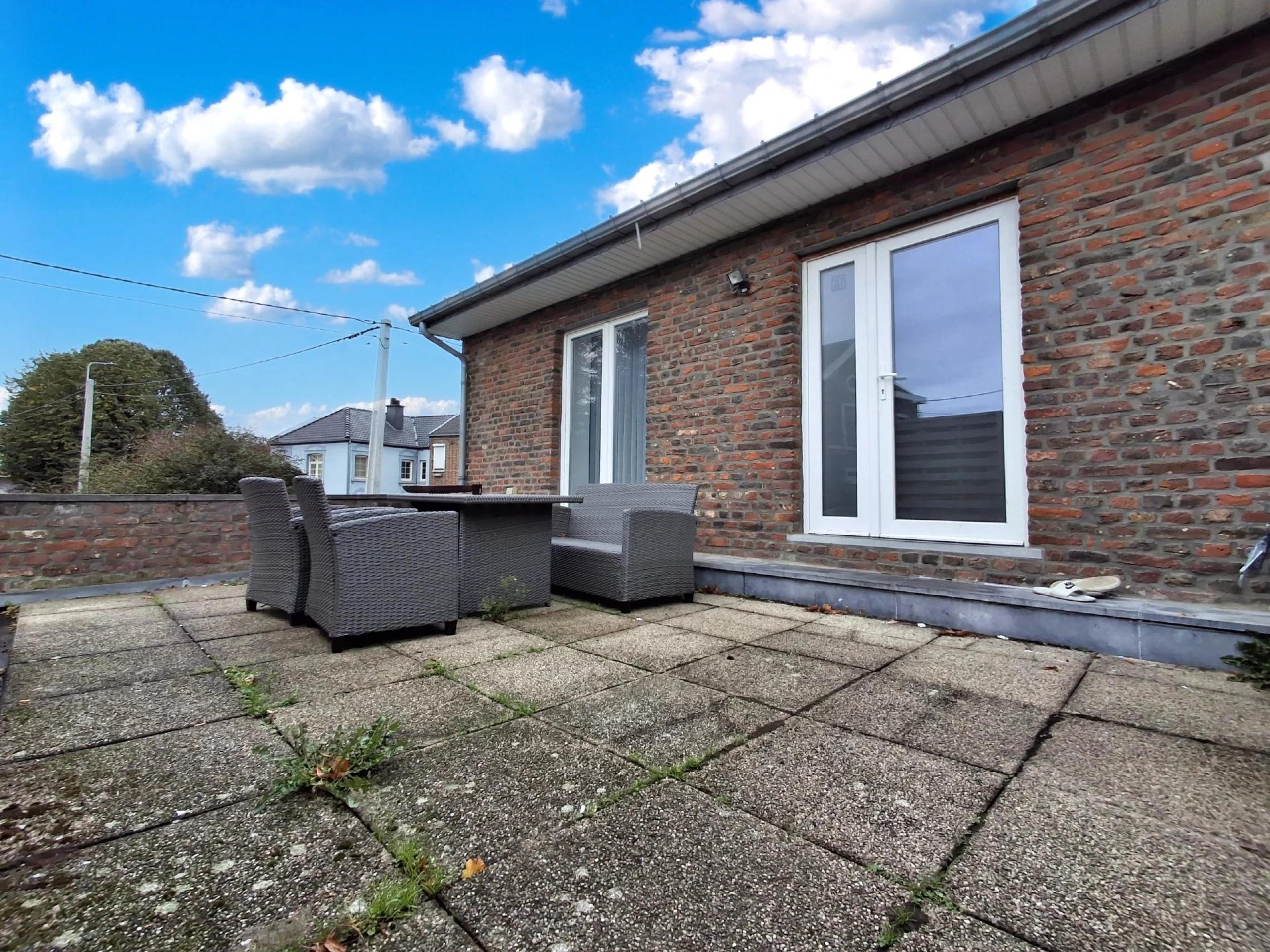 HOUTAIN : Ensemble Commerce + 3 appartements et terrasses