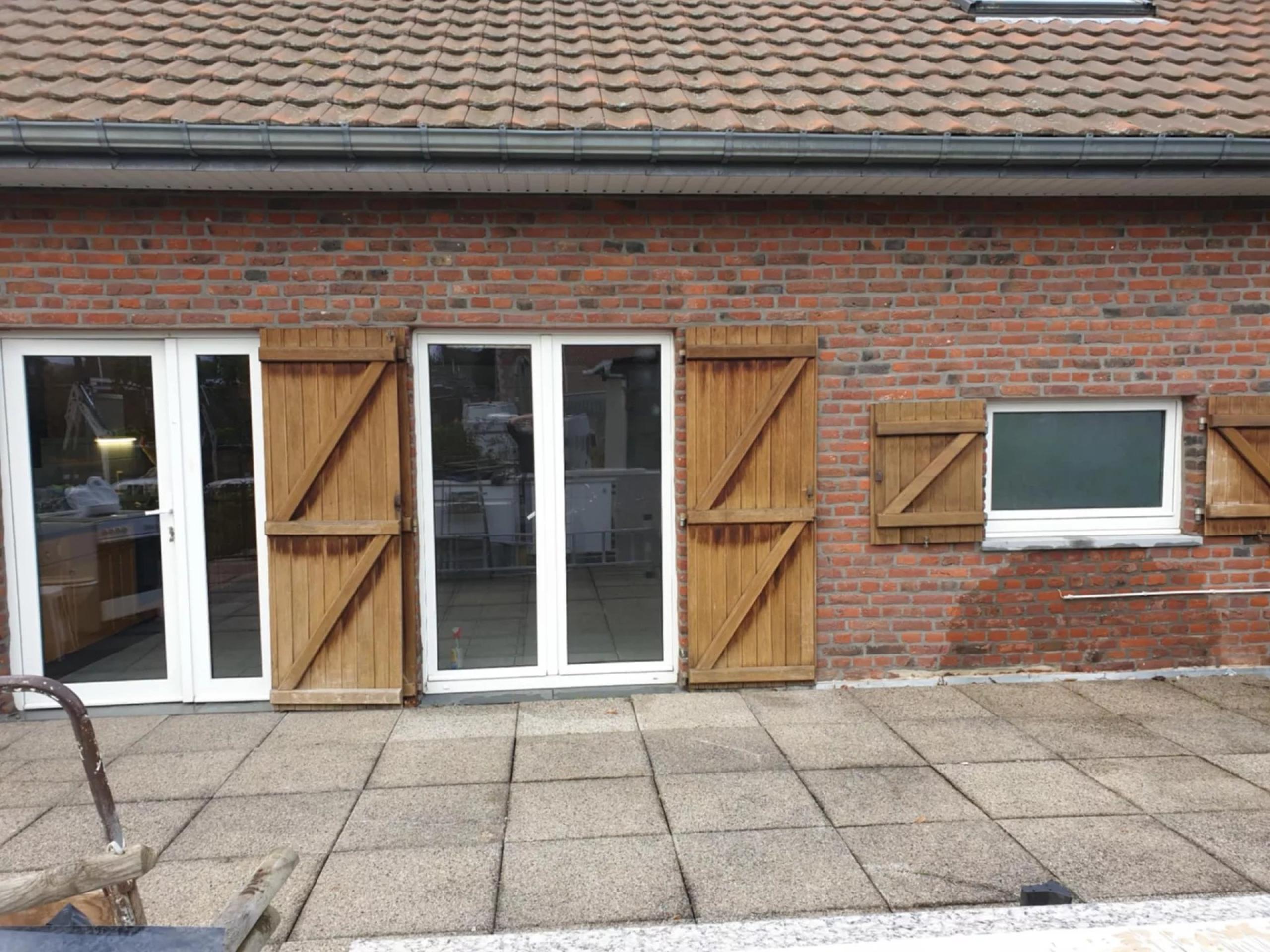 HOUTAIN : Ensemble Commerce + 3 appartements et terrasses
