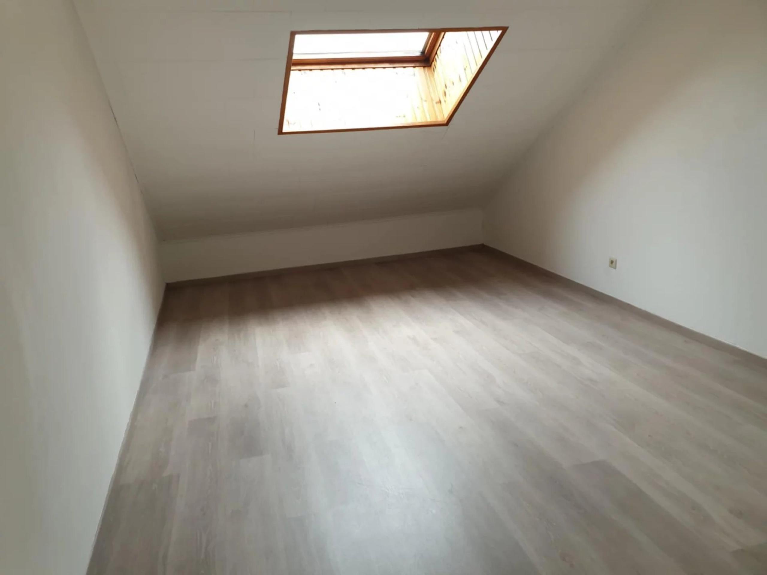 HOUTAIN : Ensemble Commerce + 3 appartements et terrasses