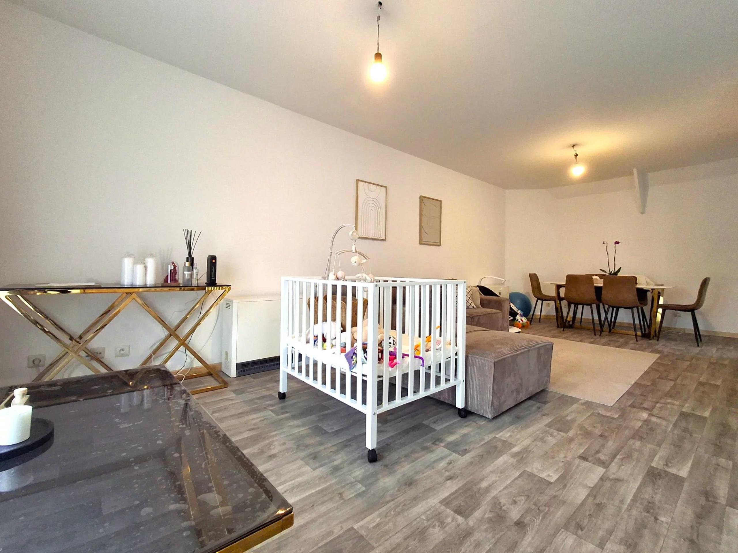 HOUTAIN : Ensemble Commerce + 3 appartements et terrasses