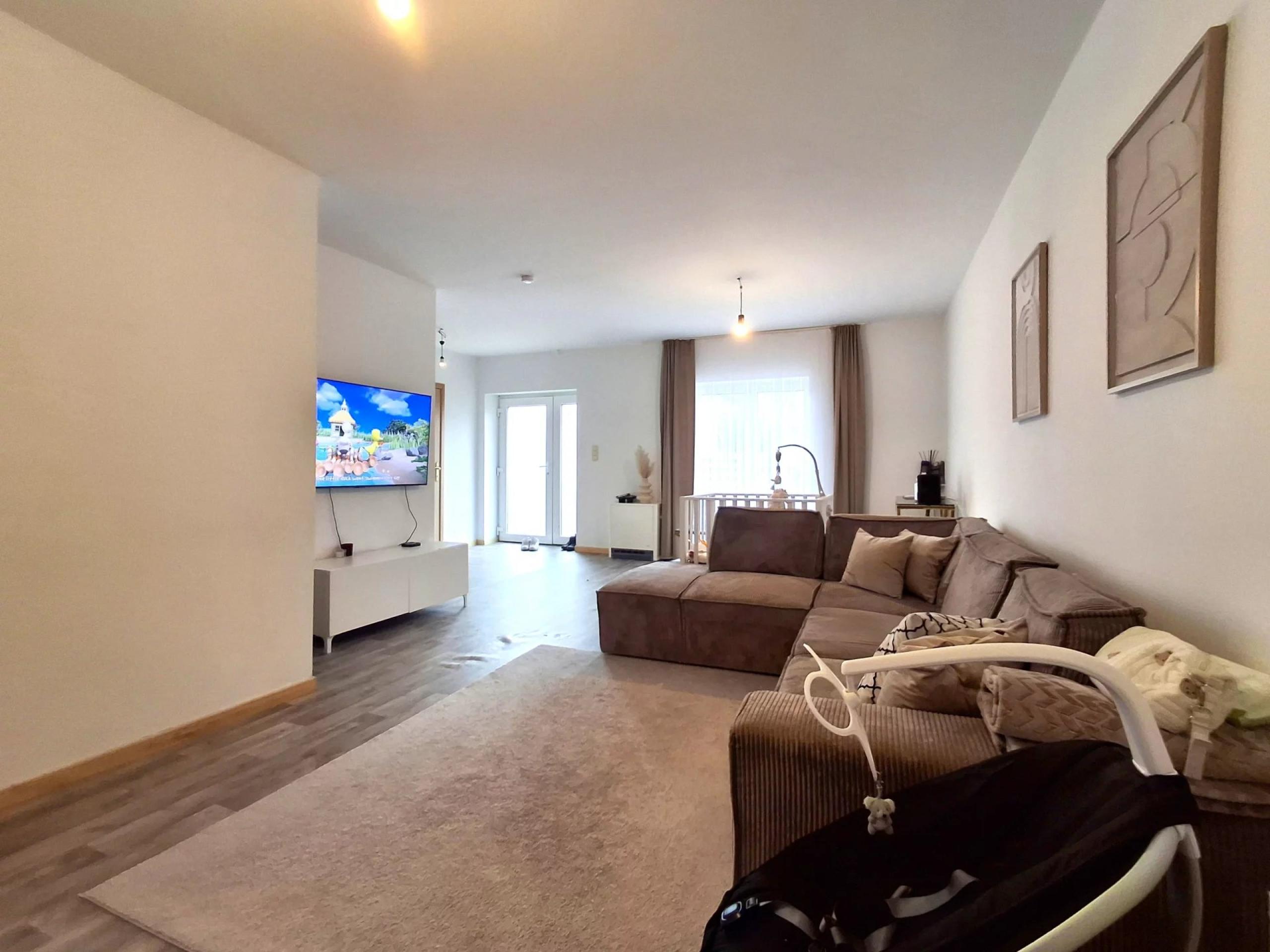 HOUTAIN : Ensemble Commerce + 3 appartements et terrasses