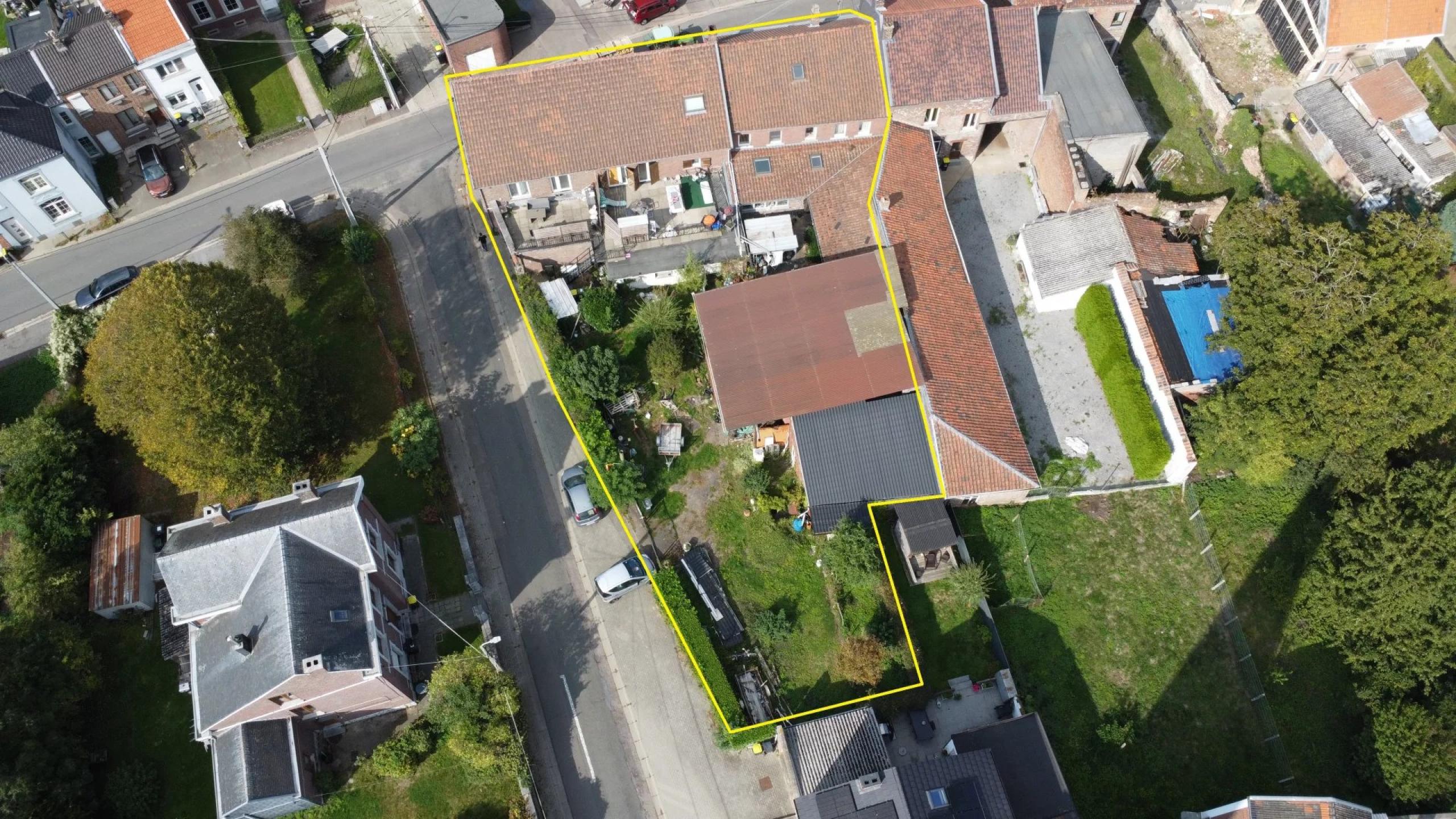 HOUTAIN : Ensemble immobilier: Maison 4ch avec jardin, surface commerciale, 3 appartements, terrain.