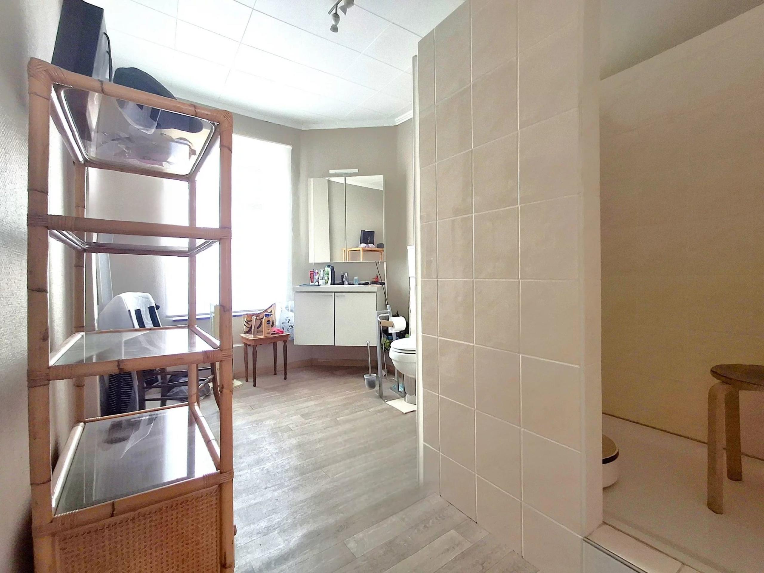 HOUTAIN : Ensemble immobilier: Maison 4ch avec jardin, surface commerciale, 3 appartements, terrain.