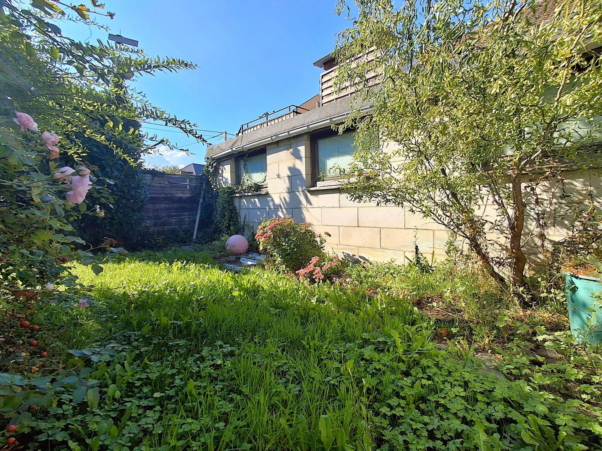HOUTAIN : Ensemble immobilier: Maison 4ch avec jardin, surface commerciale, 3 appartements, terrain.