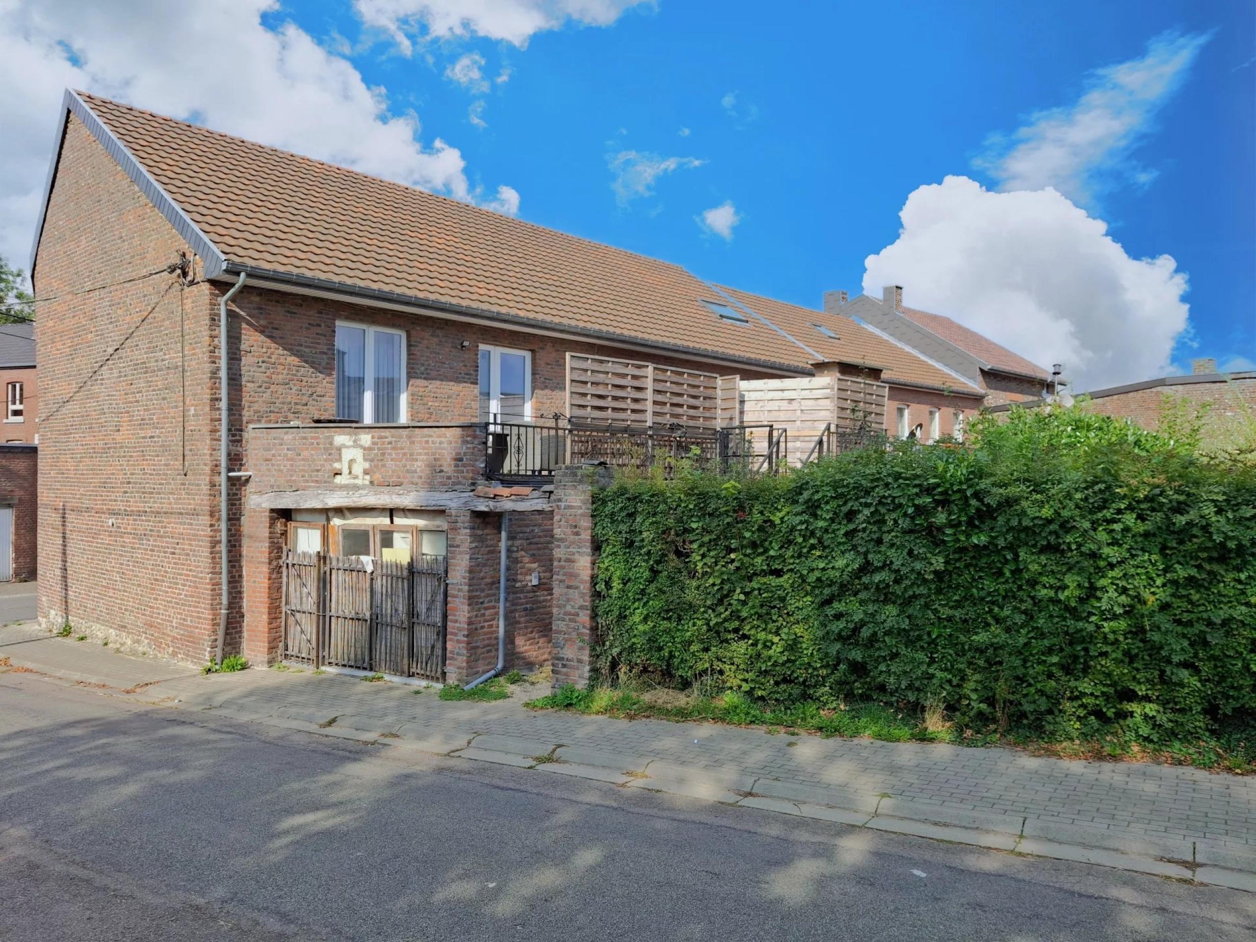 HOUTAIN : Ensemble immobilier: Maison 4ch avec jardin, surface commerciale, 3 appartements, terrain.