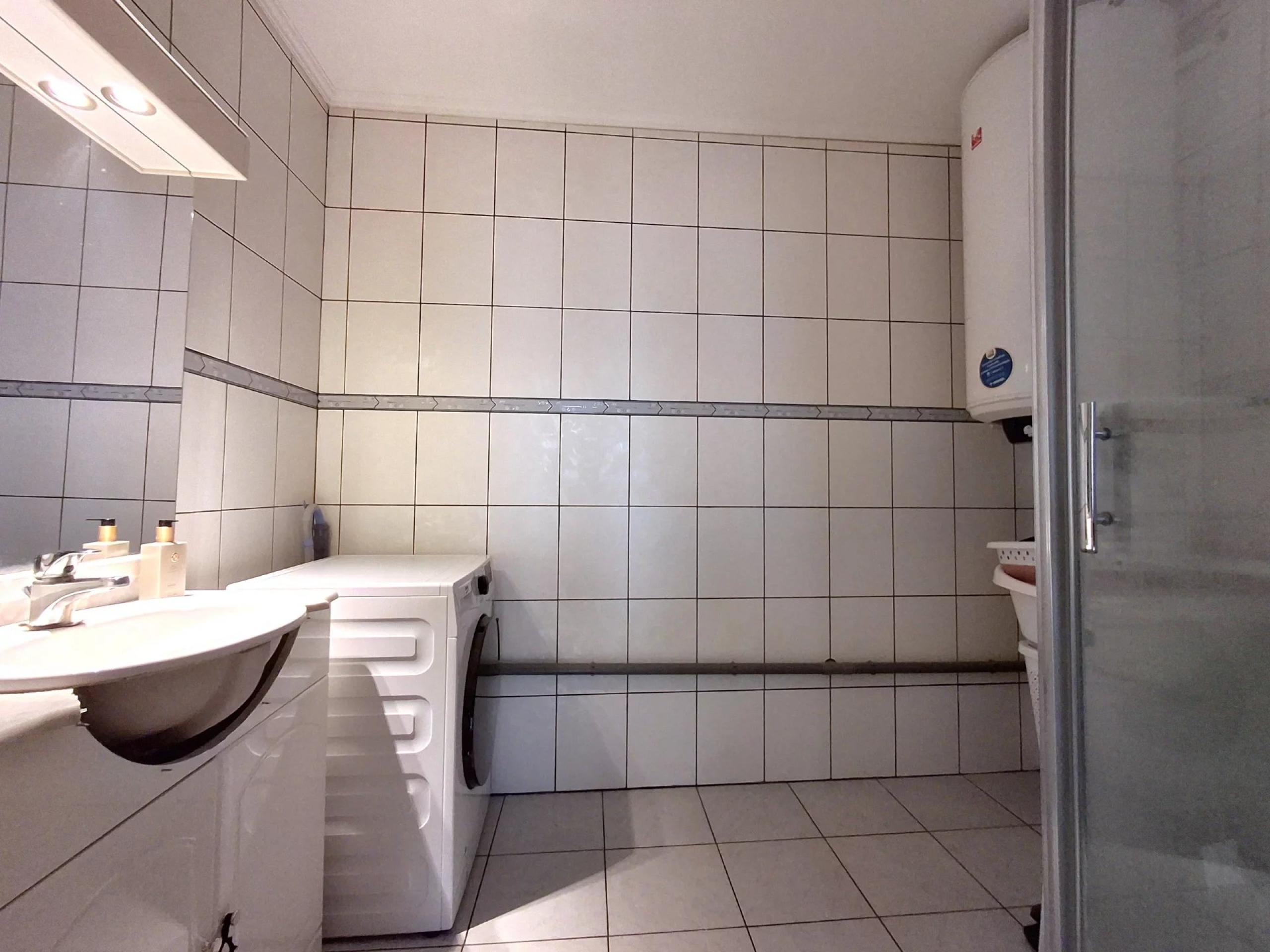 HOUTAIN : Ensemble immobilier: Maison 4ch avec jardin, surface commerciale, 3 appartements, terrain.
